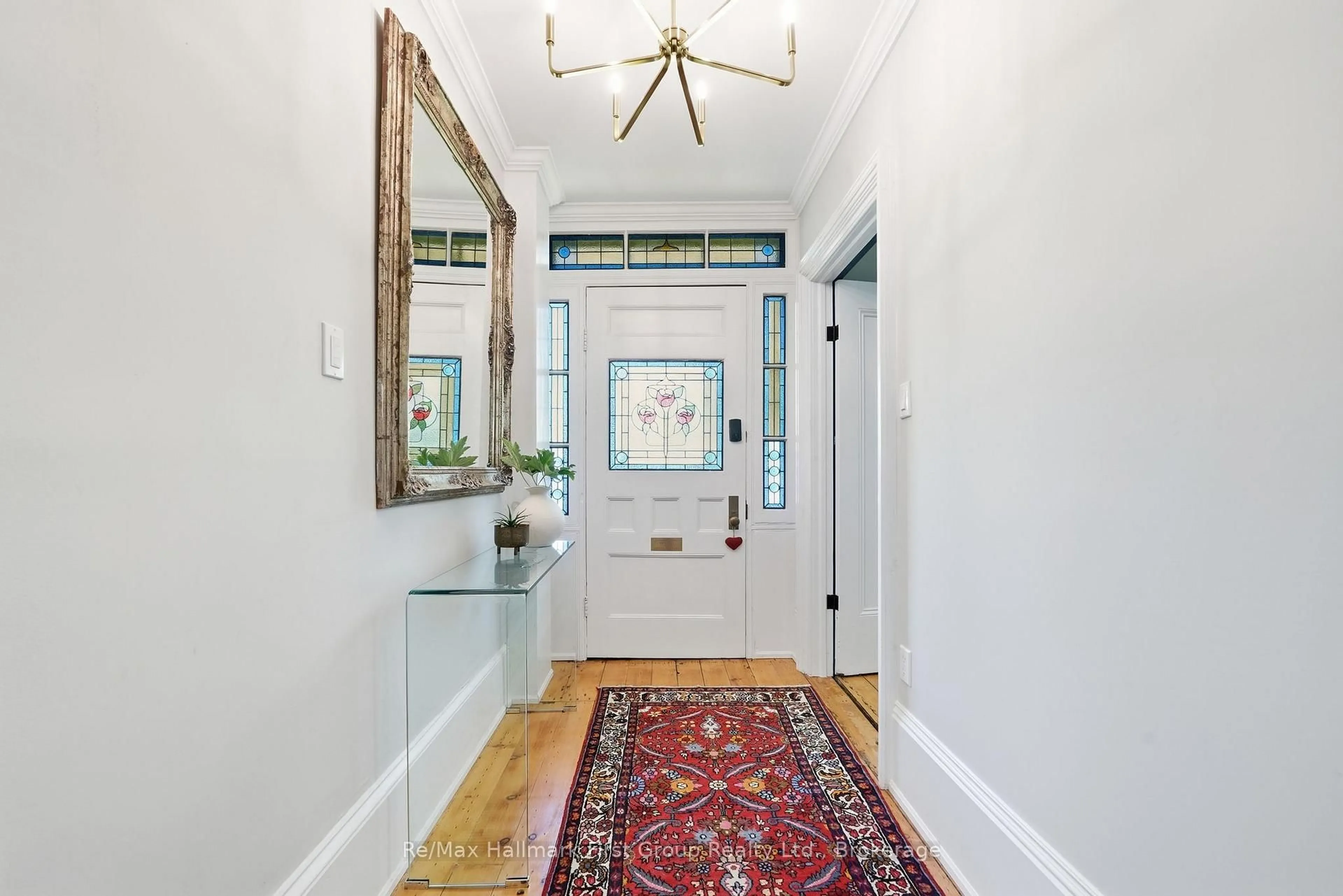 Indoor entryway for 354 College St, Cobourg Ontario K9A 3V6