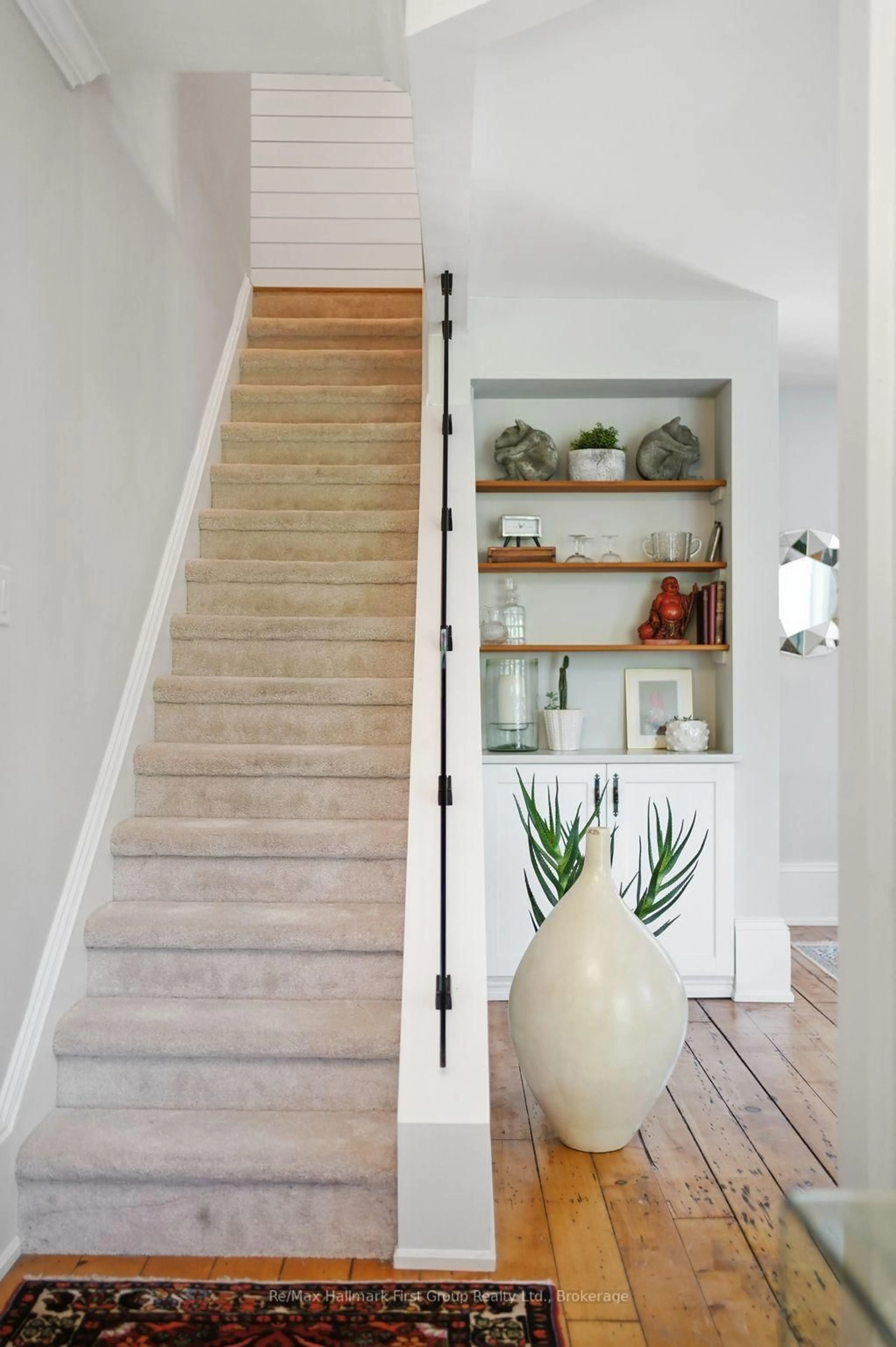 Indoor entryway for 354 College St, Cobourg Ontario K9A 3V6