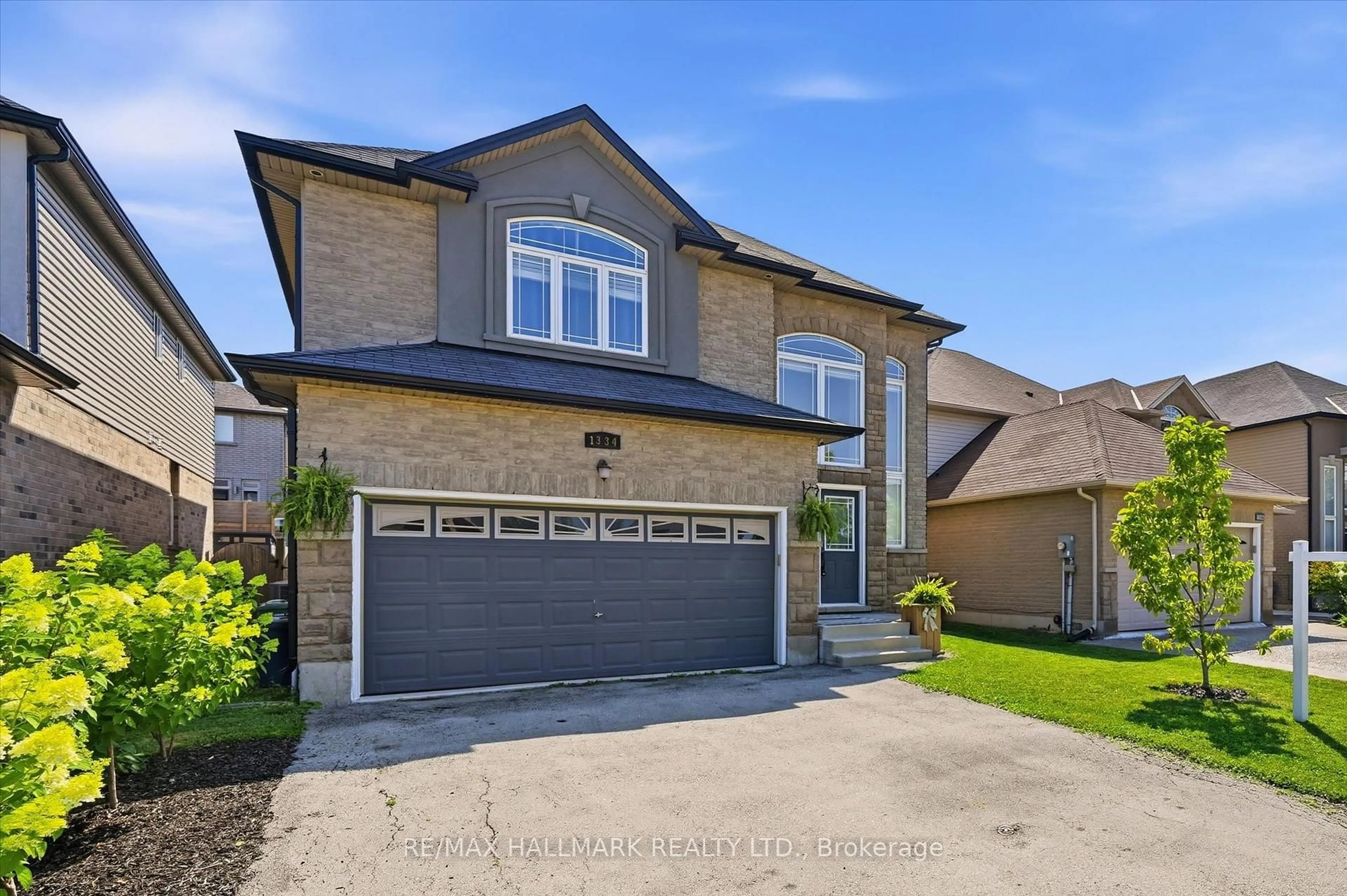 Home with brick exterior material, street for 1334 Upper Paradise Rd, Hamilton Ontario L9B 0C3