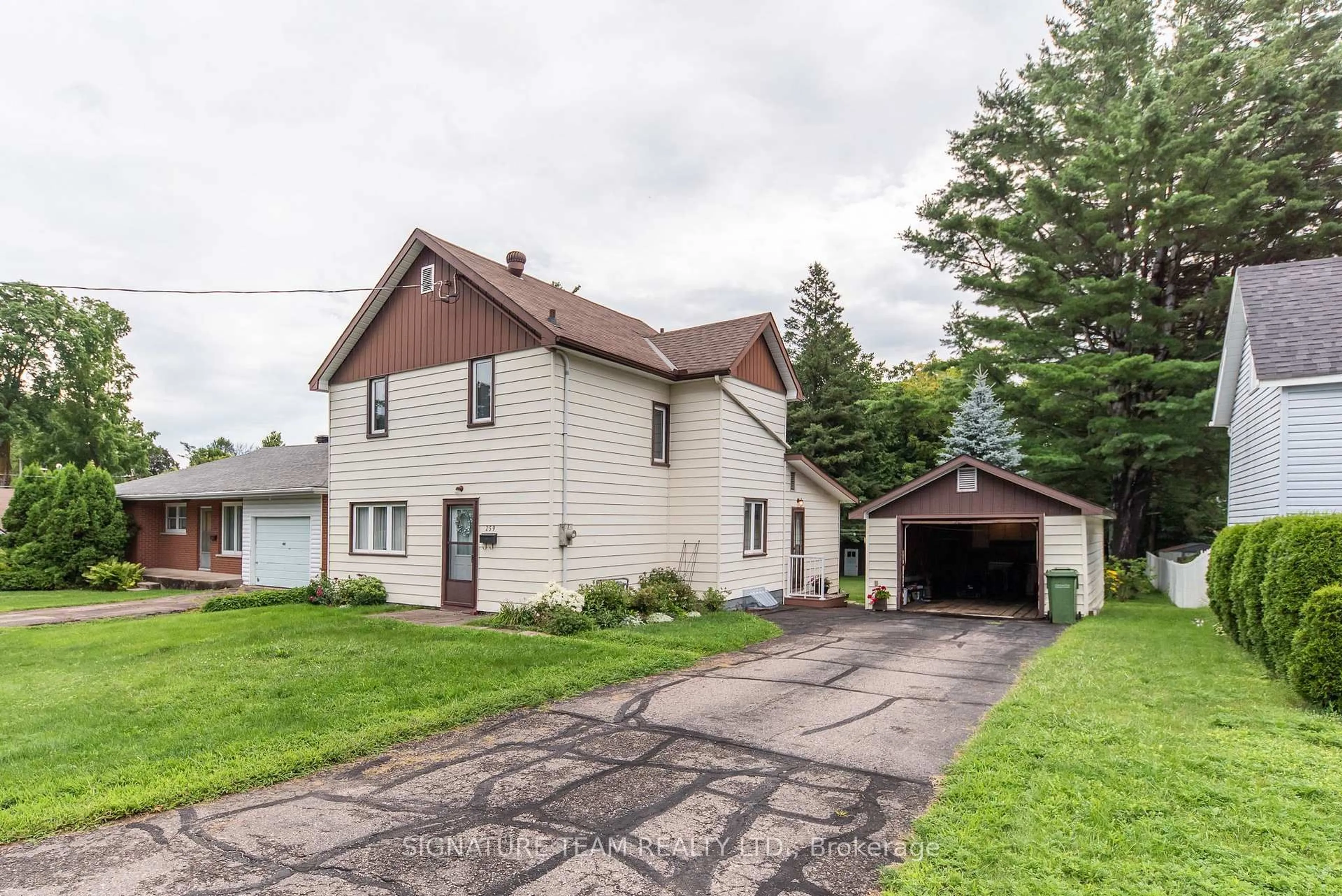 A pic from outside/outdoor area/front of a property/back of a property/a pic from drone, street for 259 Peter St, Pembroke Ontario K8A 1R1
