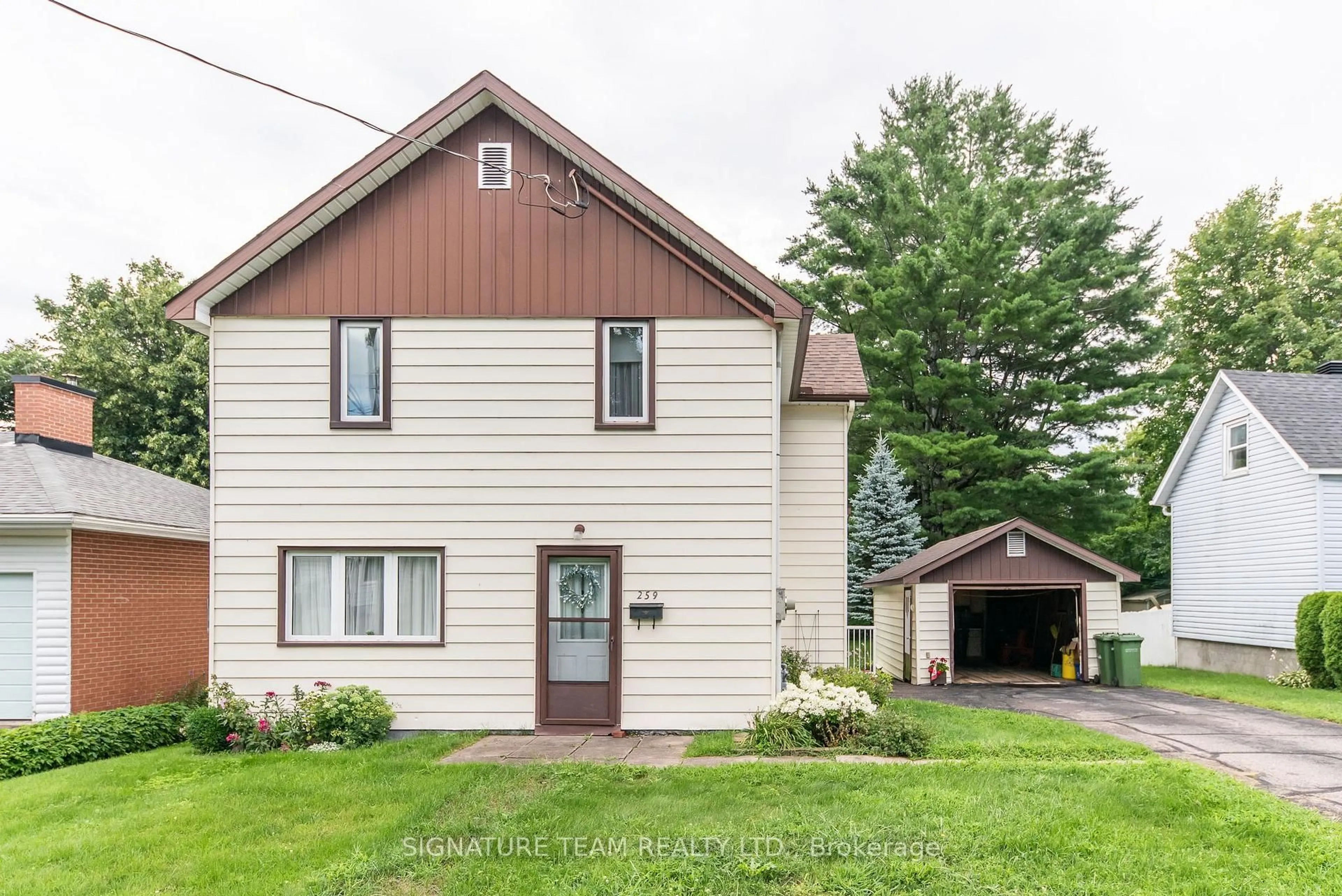 Home with vinyl exterior material, street for 259 Peter St, Pembroke Ontario K8A 1R1