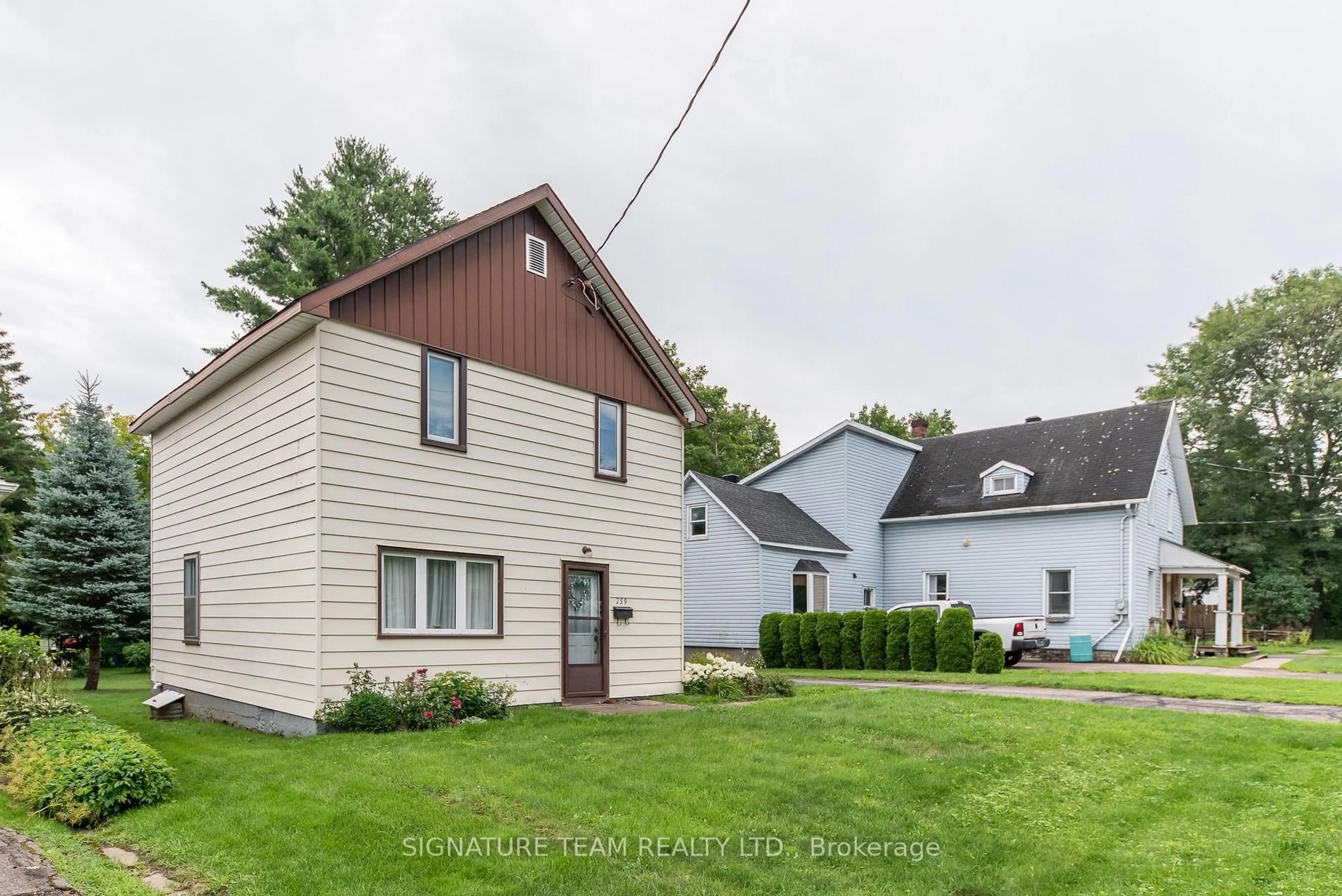 A pic from outside/outdoor area/front of a property/back of a property/a pic from drone, street for 259 Peter St, Pembroke Ontario K8A 1R1