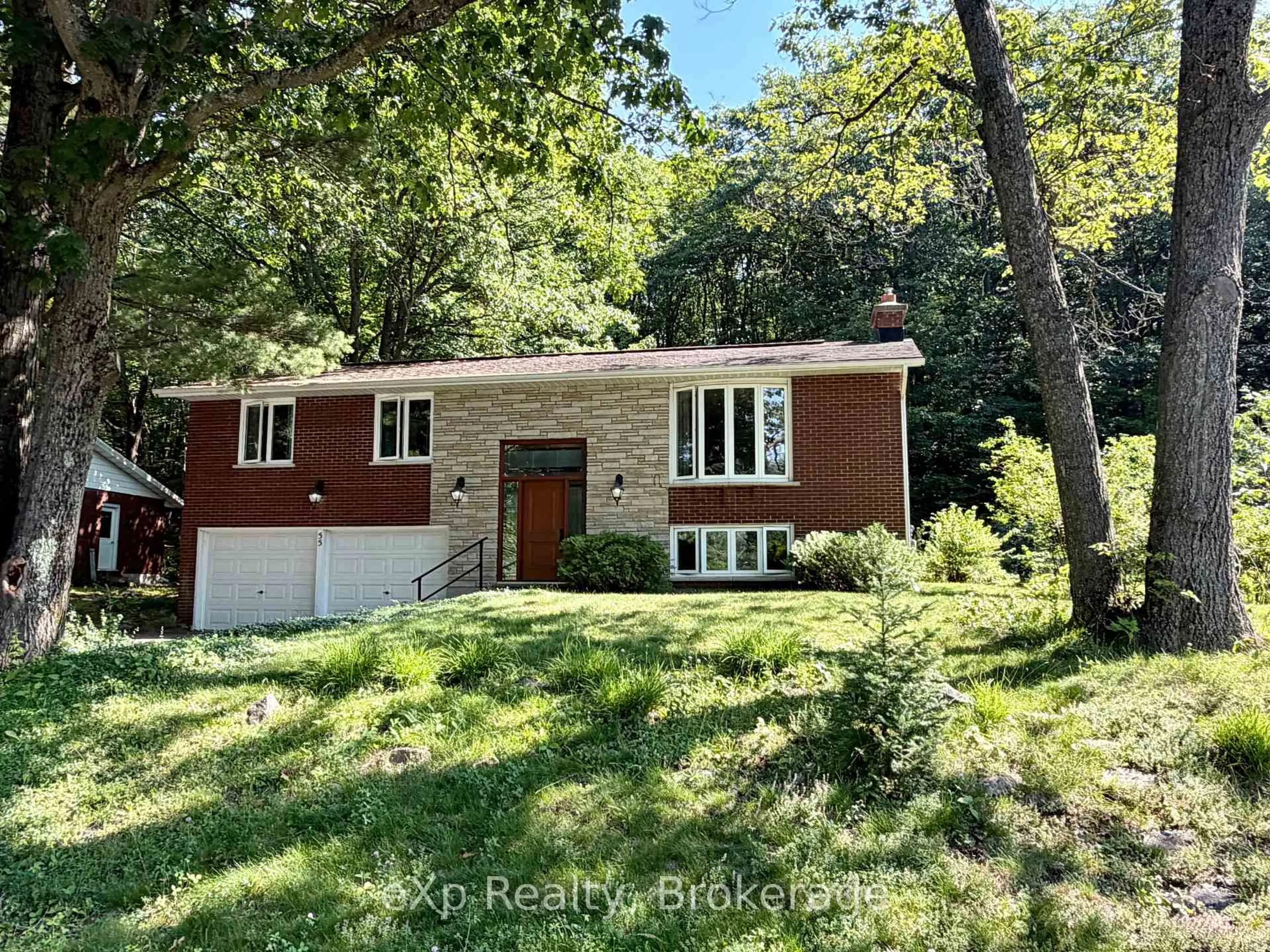 Home with brick exterior material, unknown for 55 Wilshier Blvd, Bracebridge Ontario P1L 1L2