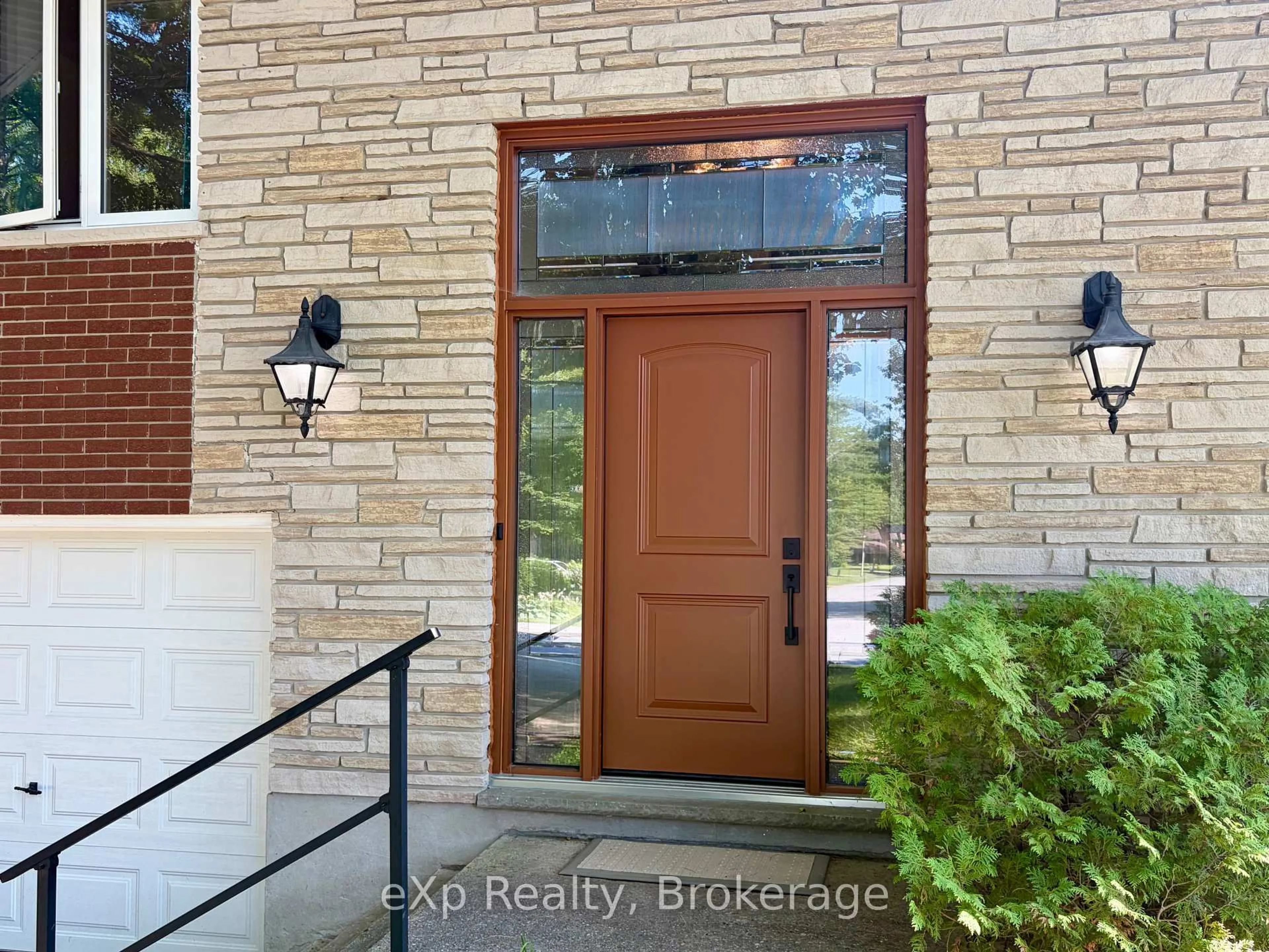 Indoor entryway for 55 Wilshier Blvd, Bracebridge Ontario P1L 1L2