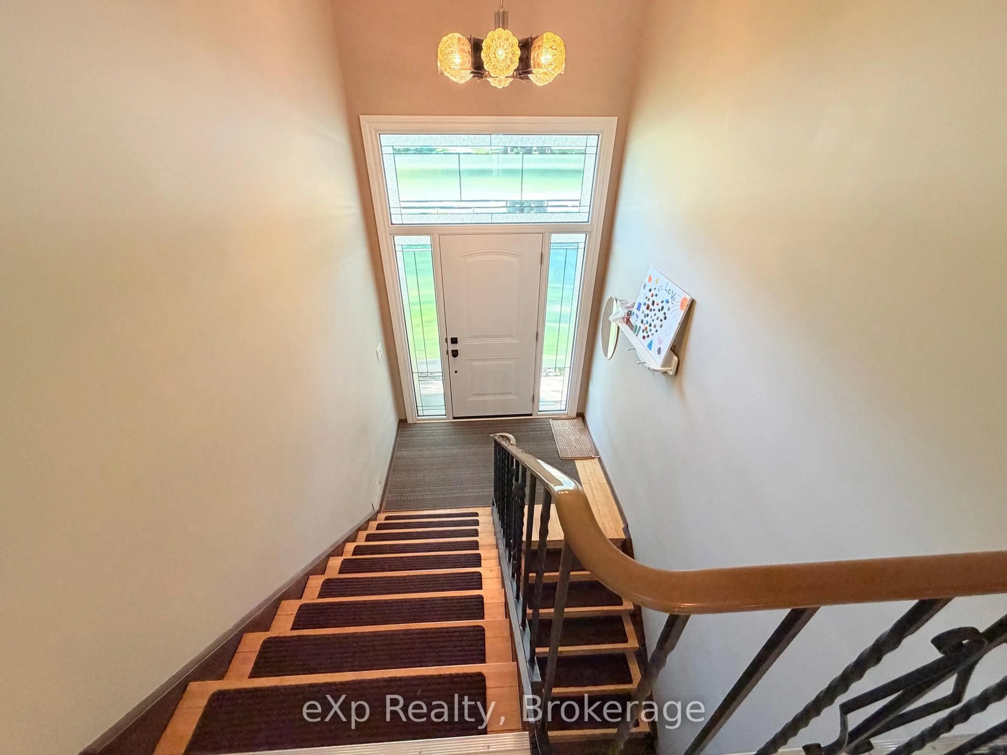 Indoor entryway for 55 Wilshier Blvd, Bracebridge Ontario P1L 1L2