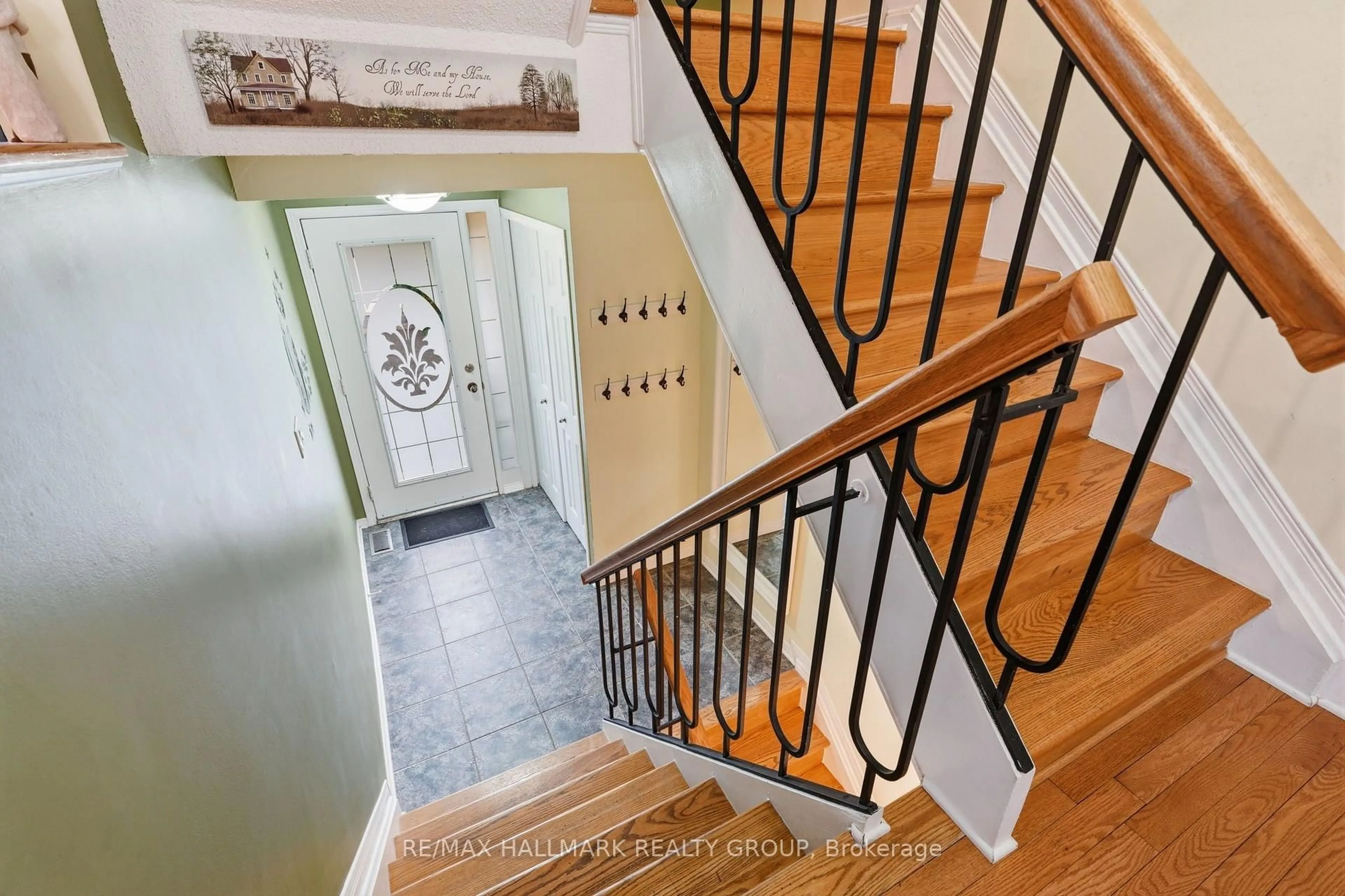 Indoor entryway for 114 Monterey Dr, Ottawa Ontario K2H 7A8