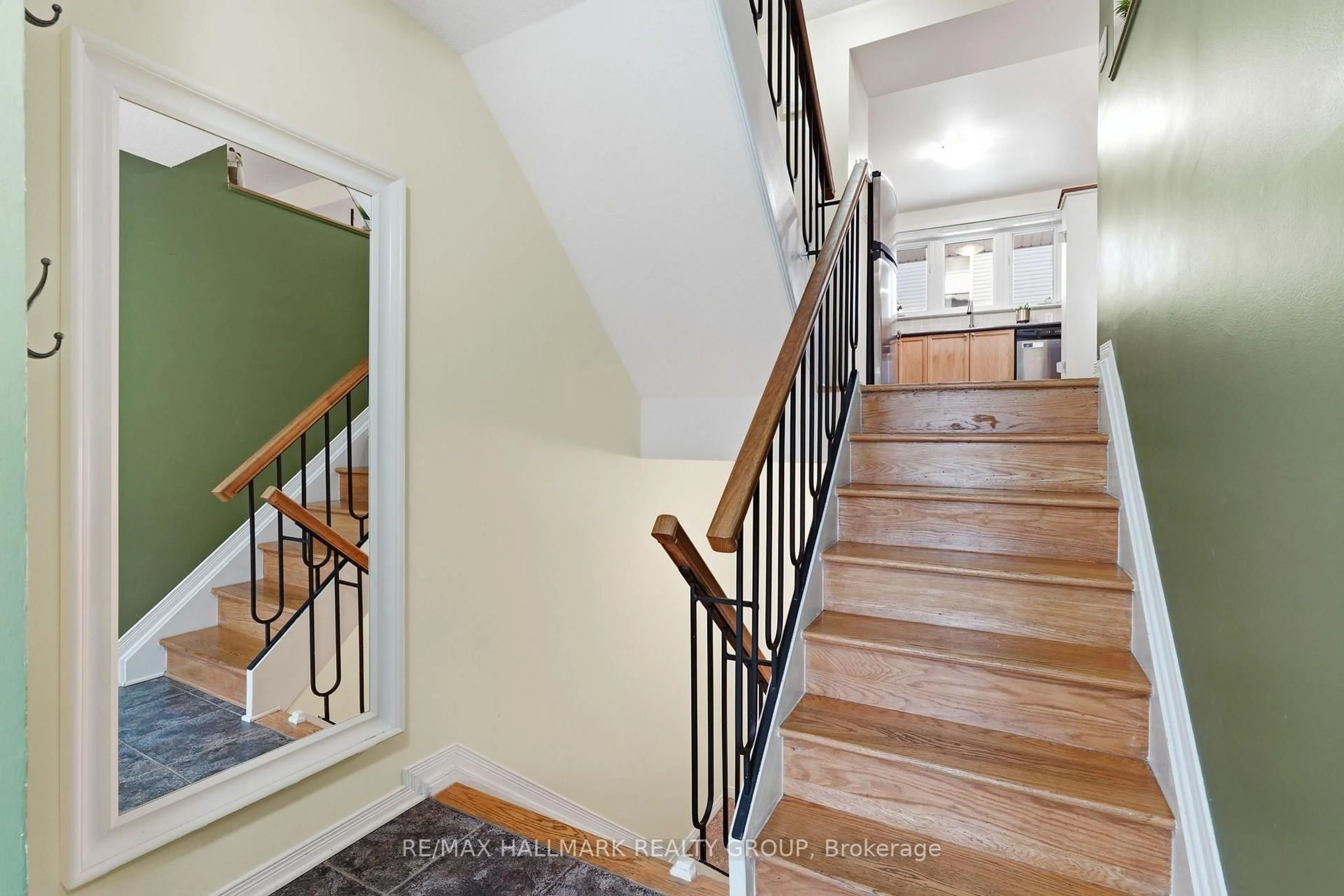 Indoor foyer for 114 Monterey Dr, Ottawa Ontario K2H 7A8