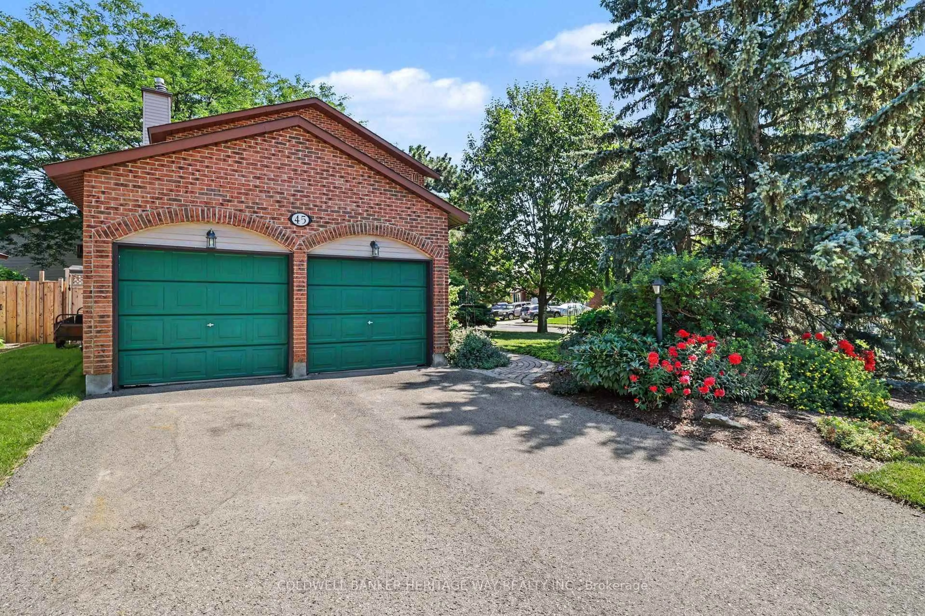 A pic from outside/outdoor area/front of a property/back of a property/a pic from drone, street for 45 Shadetree Cres, Ottawa Ontario K2E 7R3