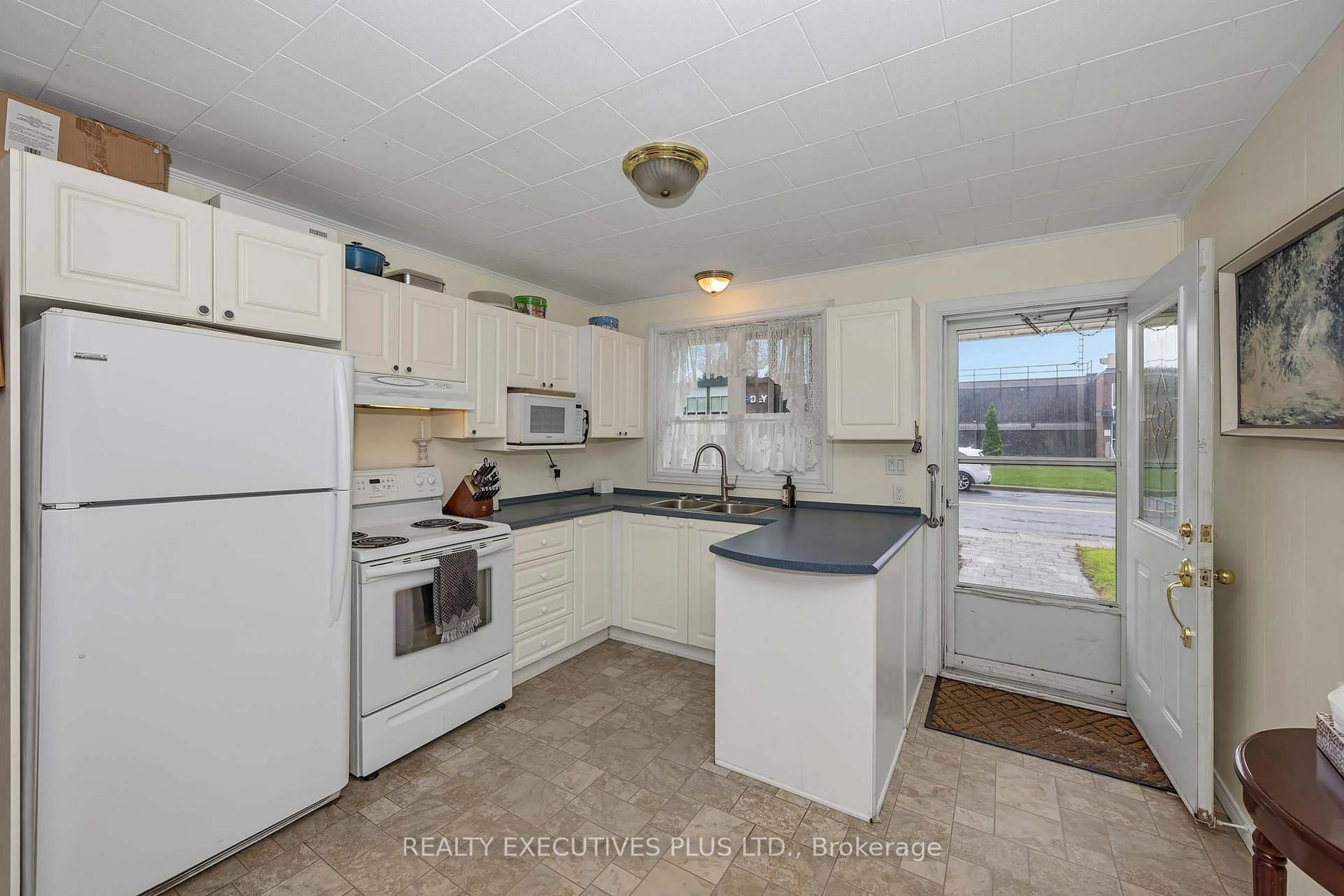 Standard kitchen, ceramic/tile floor for 636 Water St, Alfred and Plantagenet Ontario K0B 1L0
