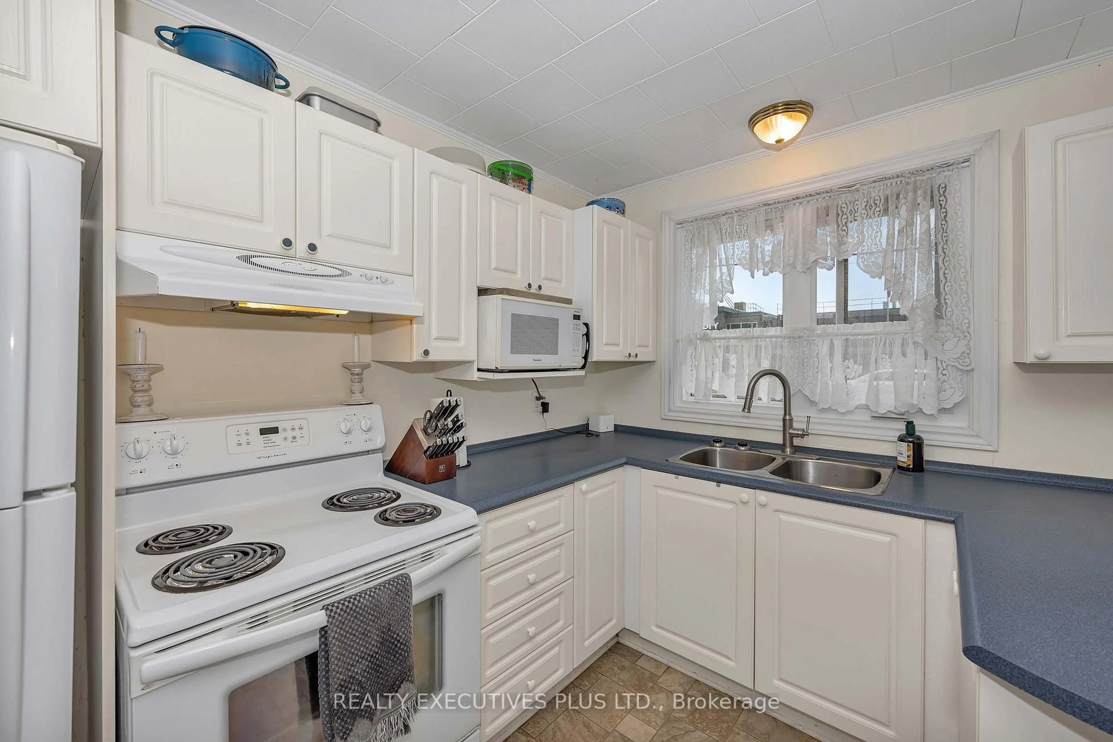 Standard kitchen, unknown for 636 Water St, Alfred and Plantagenet Ontario K0B 1L0