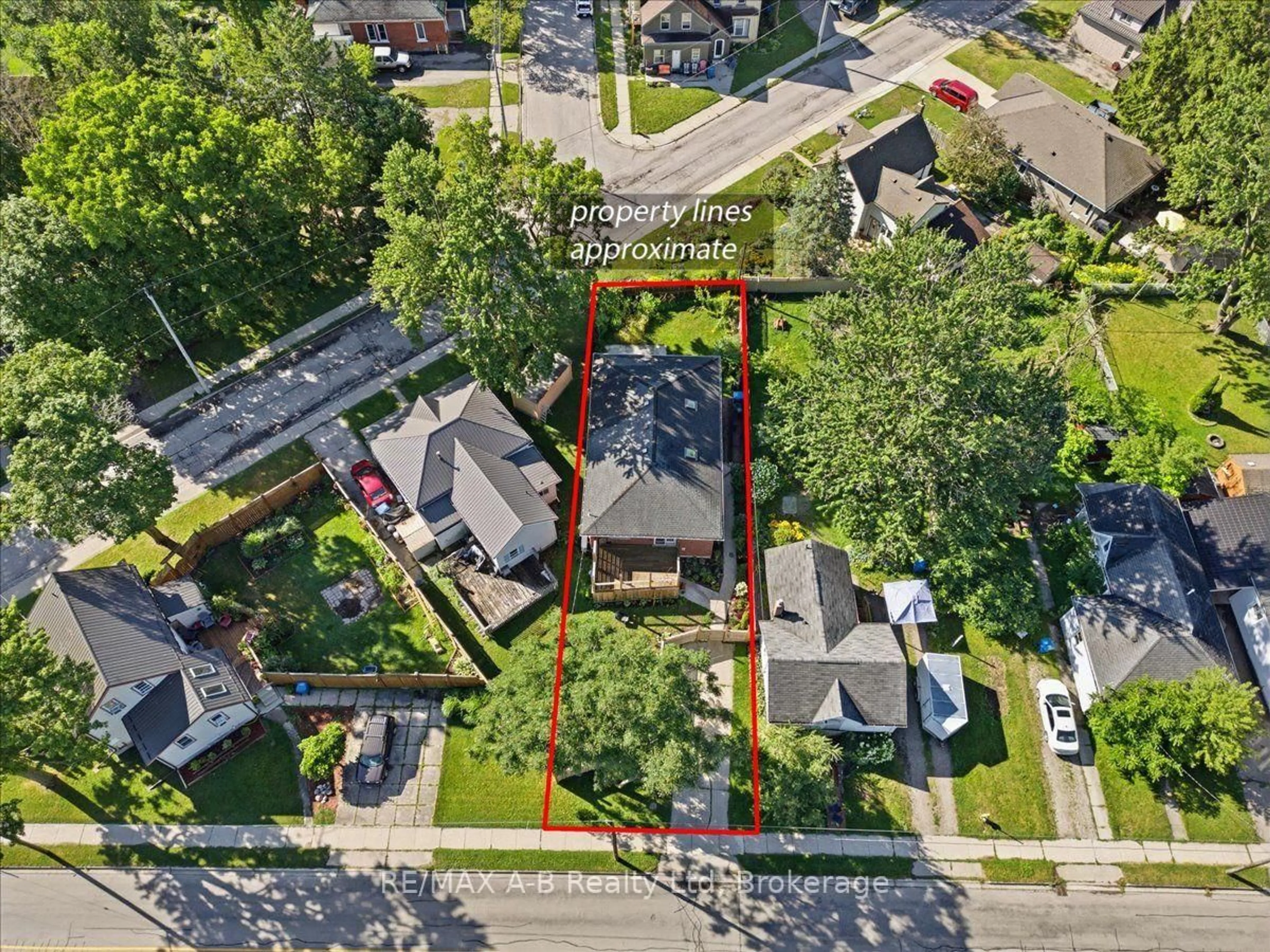 A pic from outside/outdoor area/front of a property/back of a property/a pic from drone, street for 15 Railway St, Stratford Ontario N5A 2H8