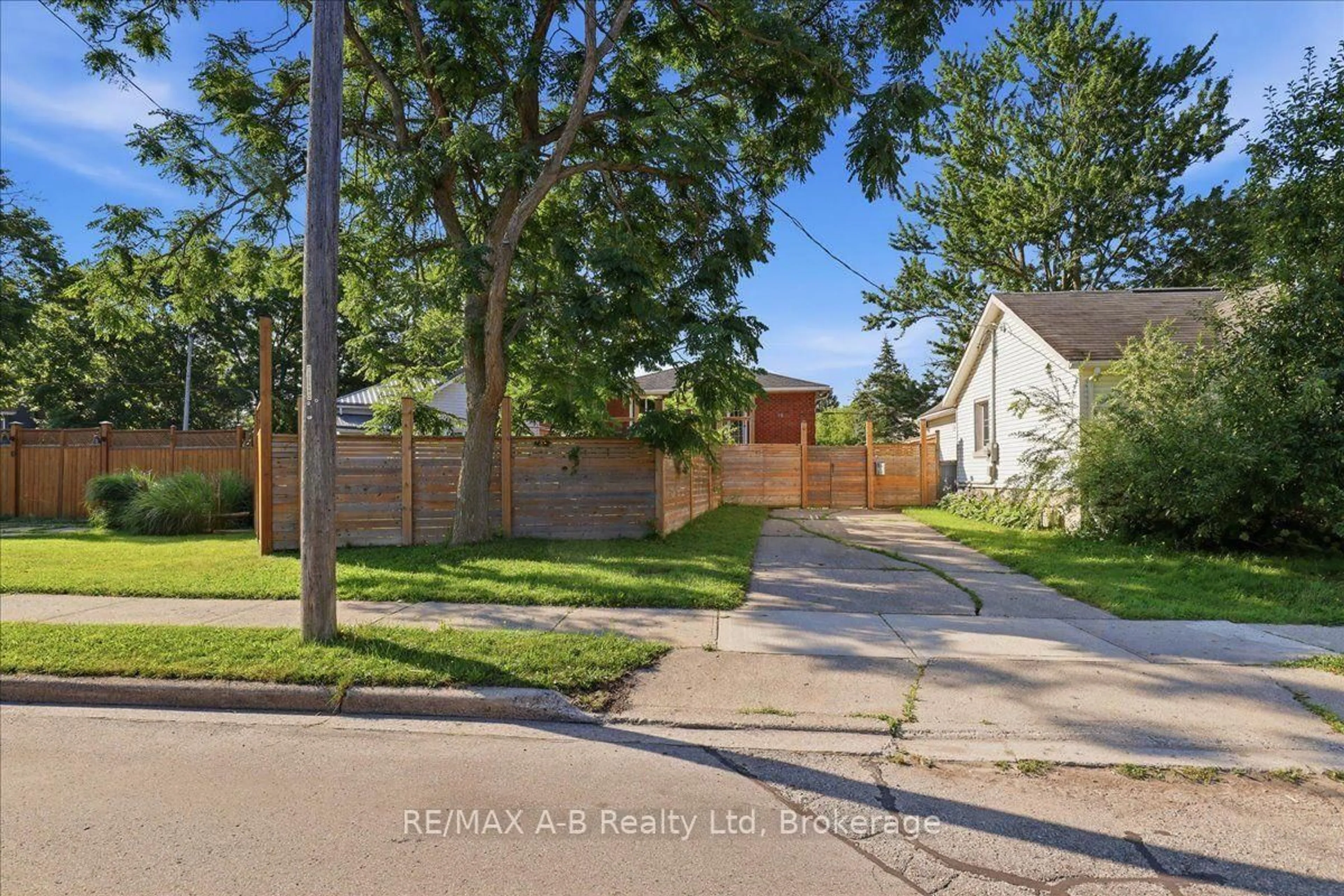 Unknown for 15 Railway St, Stratford Ontario N5A 2H8