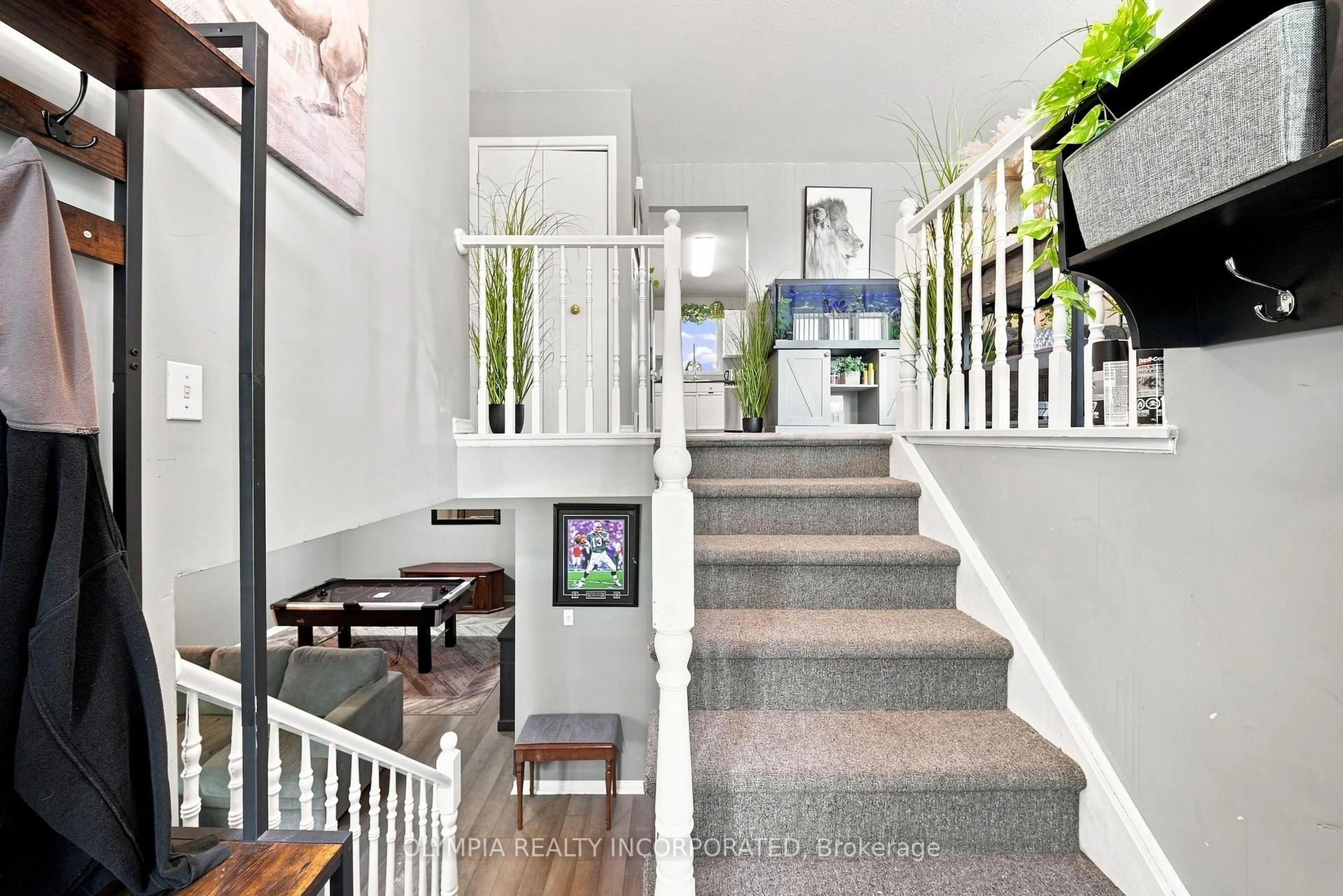 Indoor entryway for 3676 Black Creek Rd, Fort Erie Ontario L0S 1S0