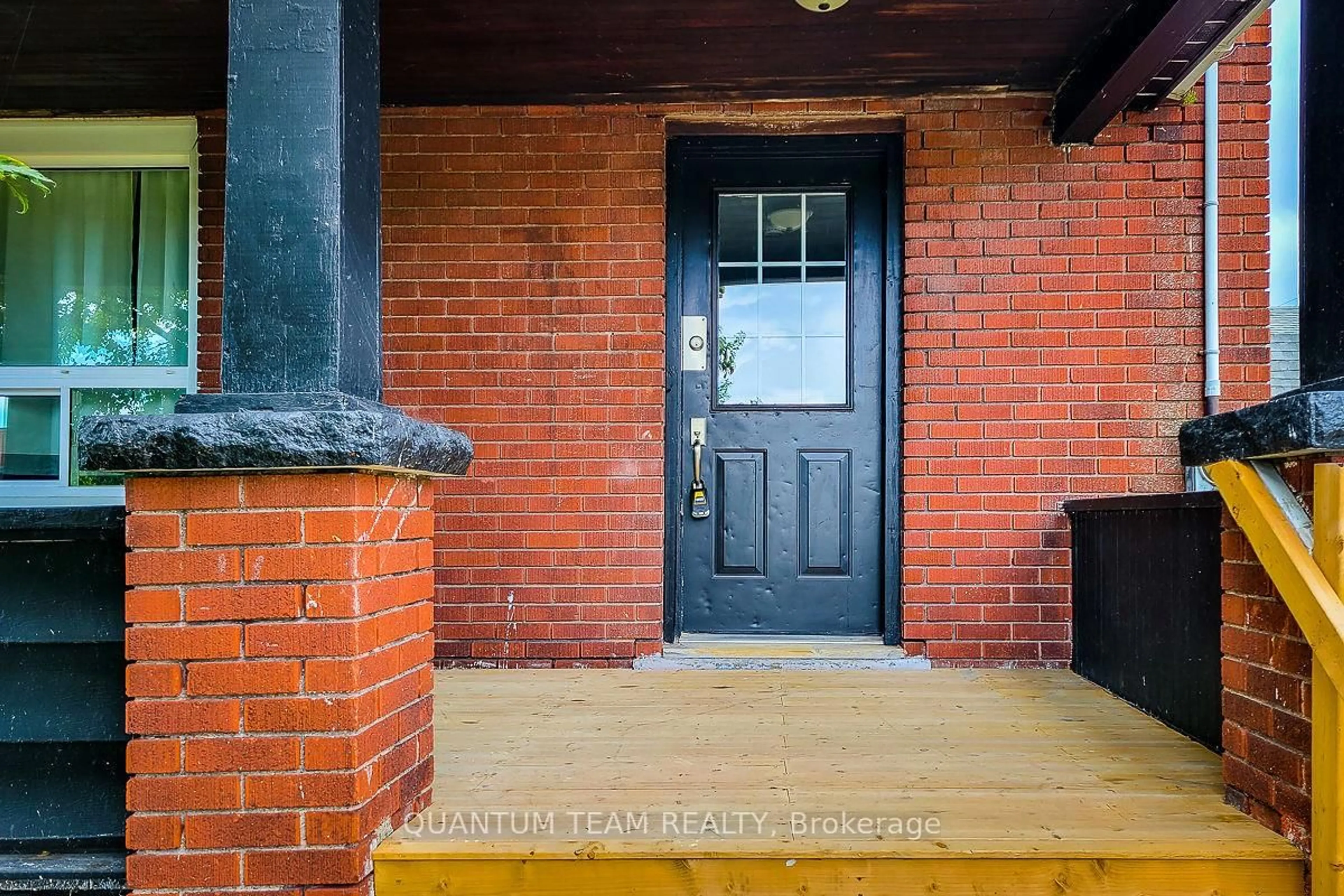 Indoor entryway for 246 Davis St, Port Colborne Ontario L3K 1Z3
