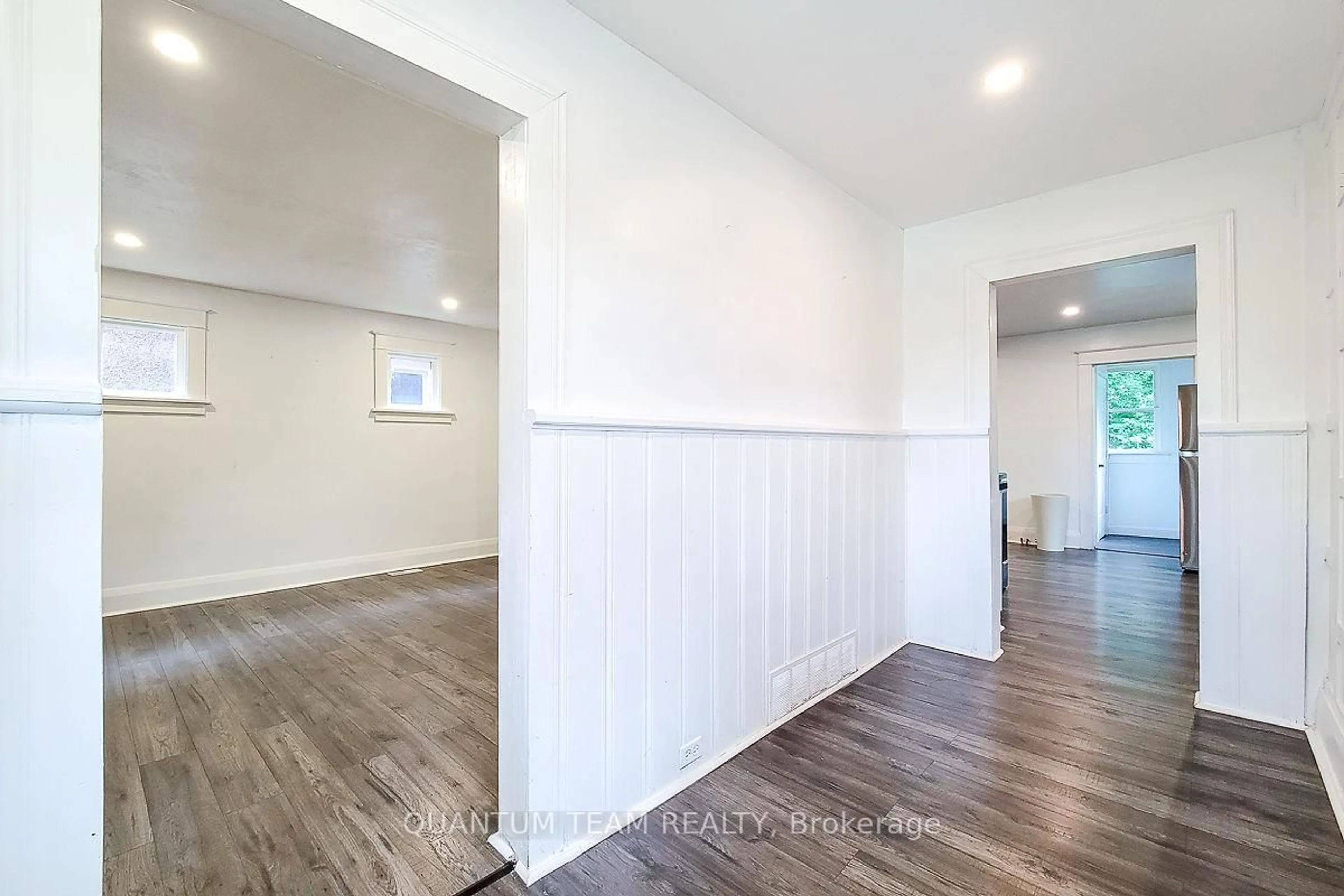Indoor entryway for 246 Davis St, Port Colborne Ontario L3K 1Z3