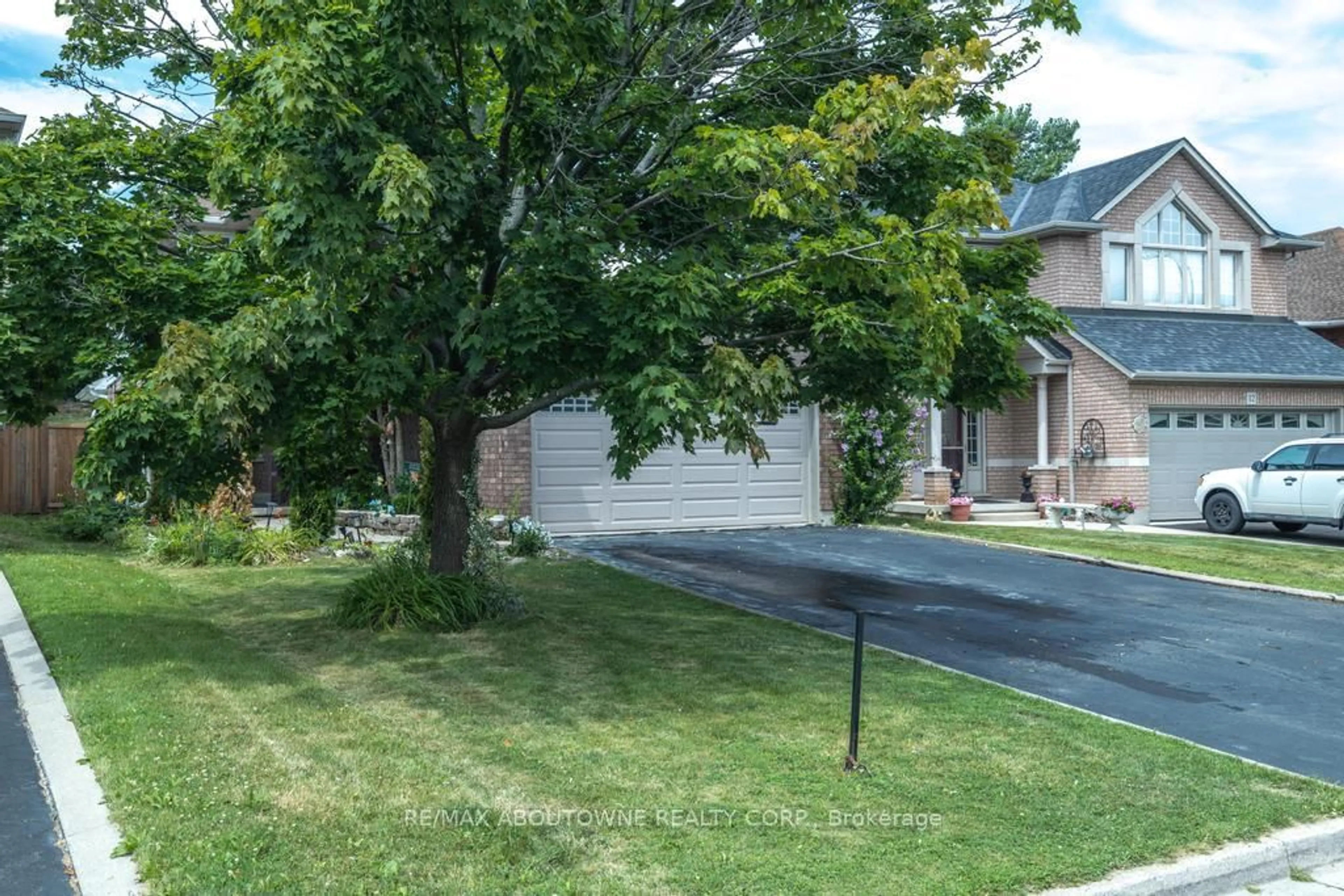 A pic from outside/outdoor area/front of a property/back of a property/a pic from drone, street for 14 SABLE Dr, Hamilton Ontario L9K 1K9