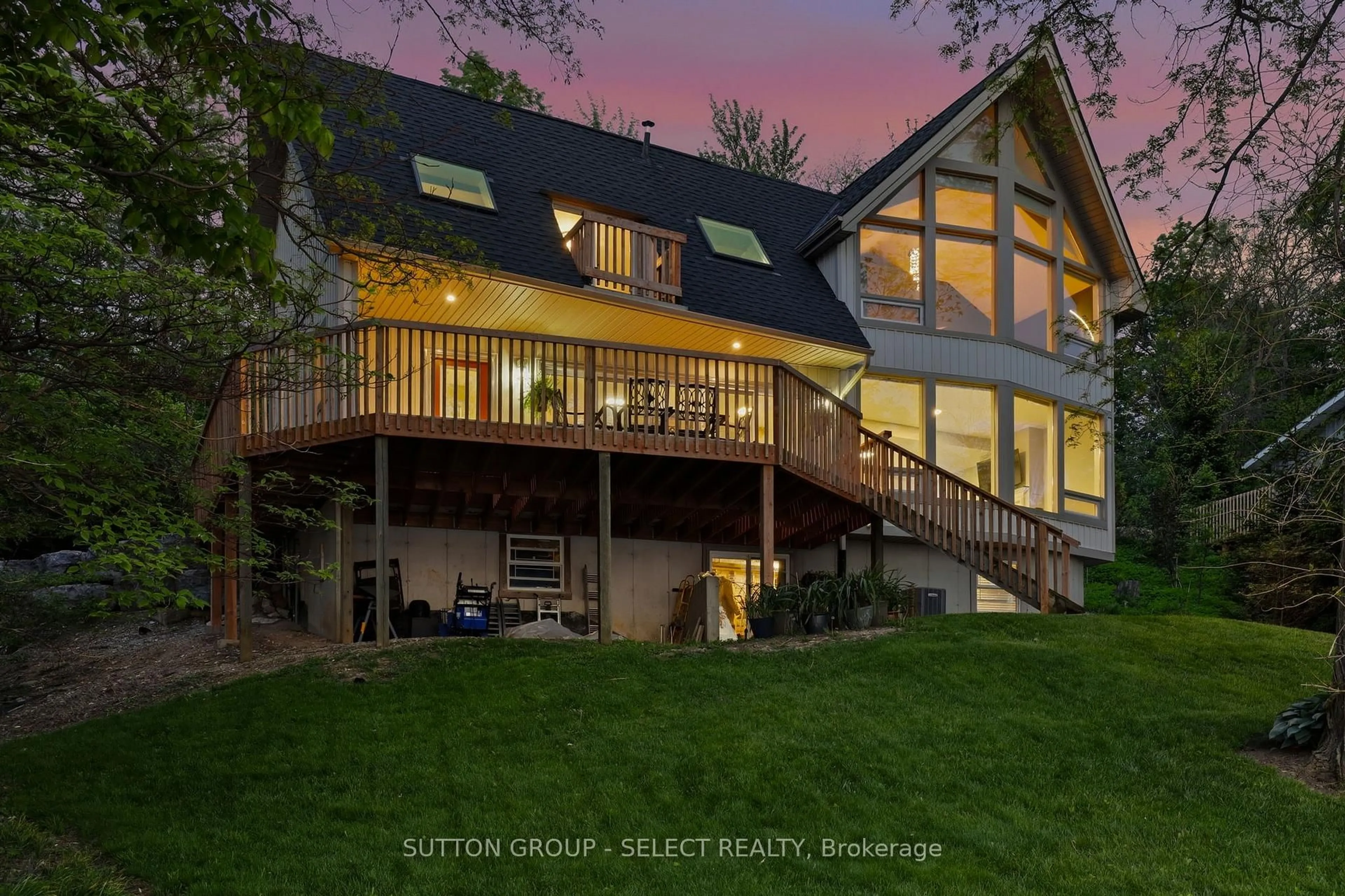 A pic from outside/outdoor area/front of a property/back of a property/a pic from drone, unknown for 5284 Cliff Rd, Lambton Shores Ontario N0N 1J7