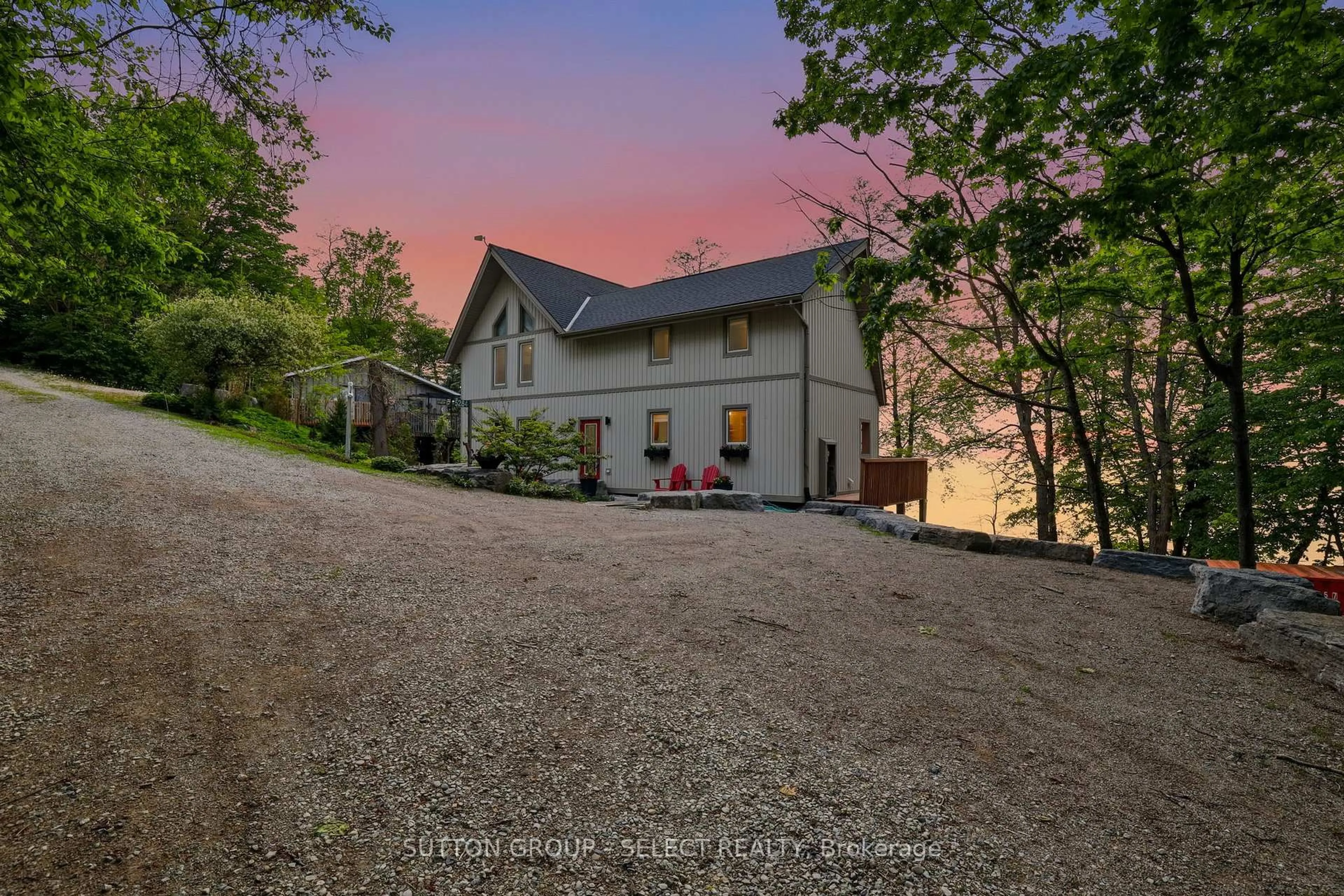 A pic from outside/outdoor area/front of a property/back of a property/a pic from drone, unknown for 5284 Cliff Rd, Lambton Shores Ontario N0N 1J7