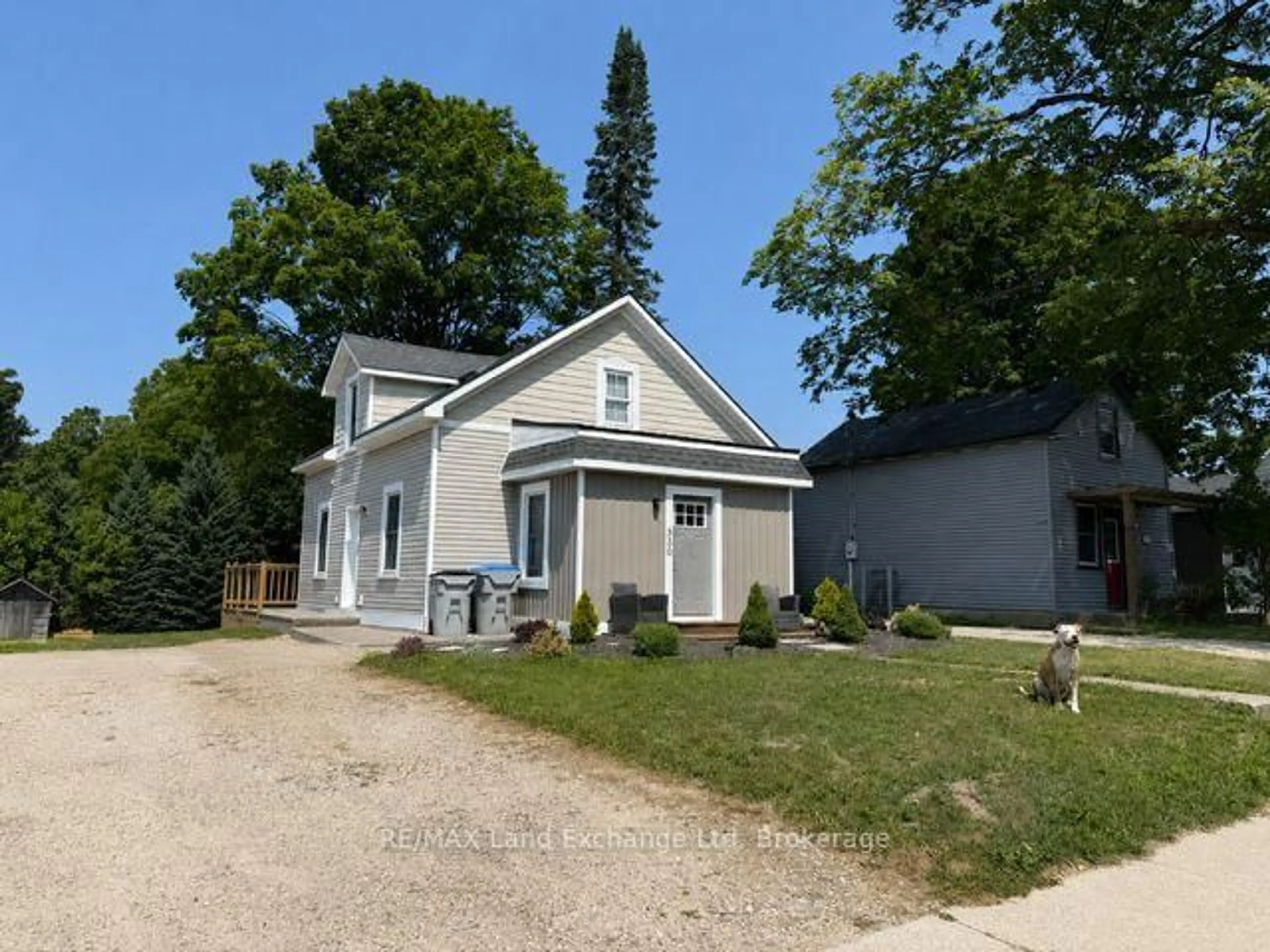 A pic from outside/outdoor area/front of a property/back of a property/a pic from drone, street for 330 Albert St, Huron East Ontario N0G 1H0