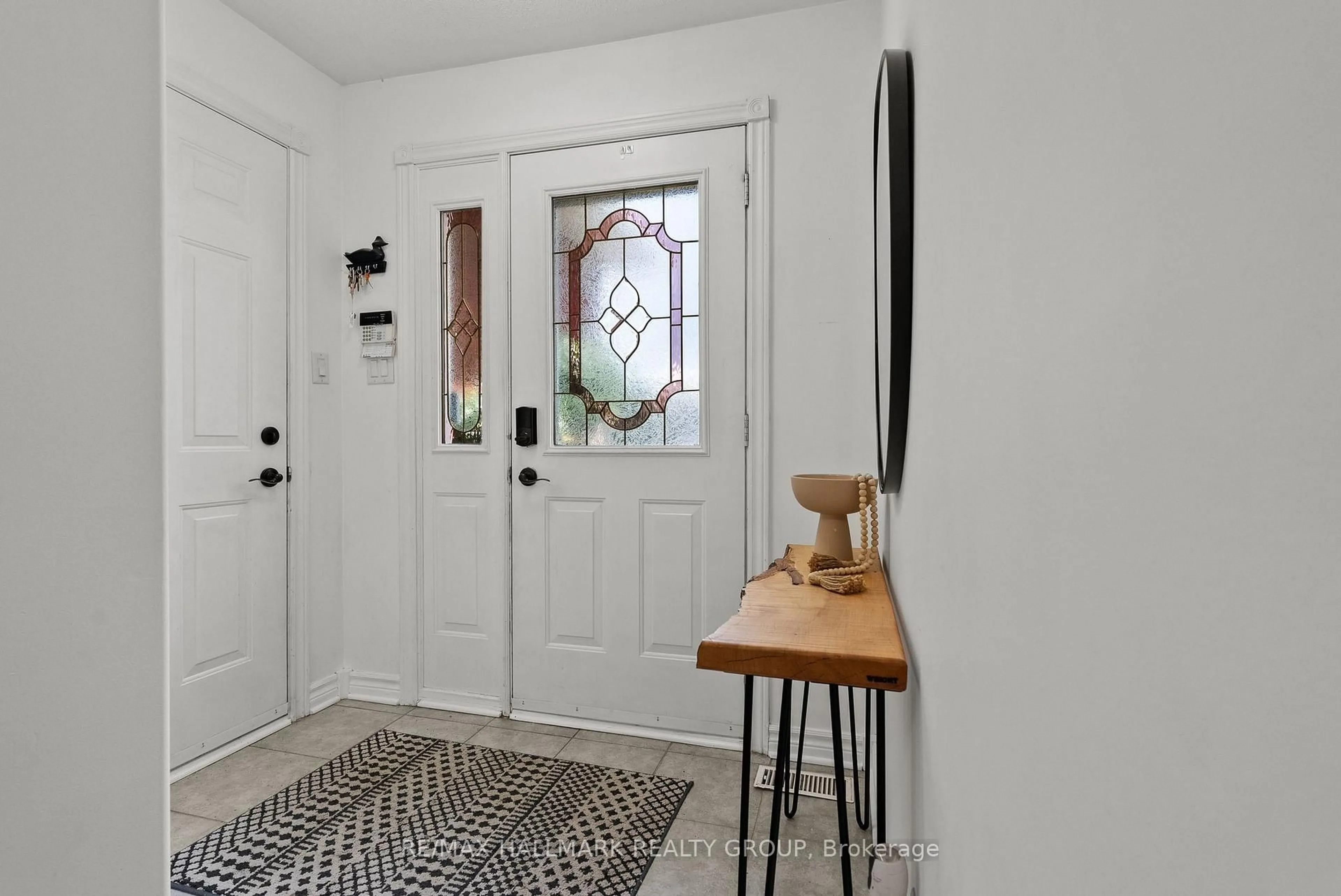 Indoor entryway for 9 Dr Gordon Cres, North Grenville Ontario K0G 1J0