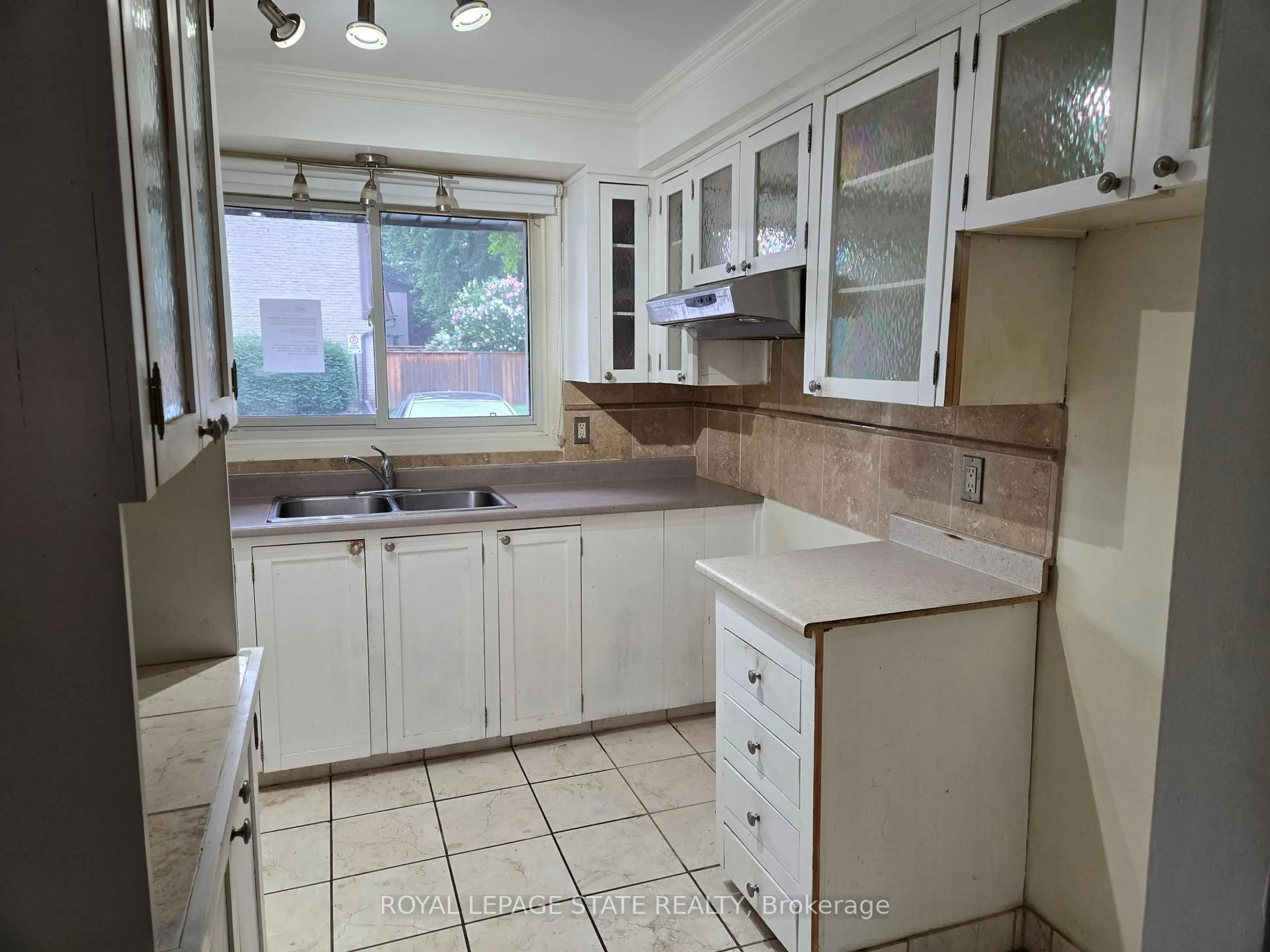 Standard kitchen, unknown for 151 Linwell Rd #38, St. Catharines Ontario L2N 6P3