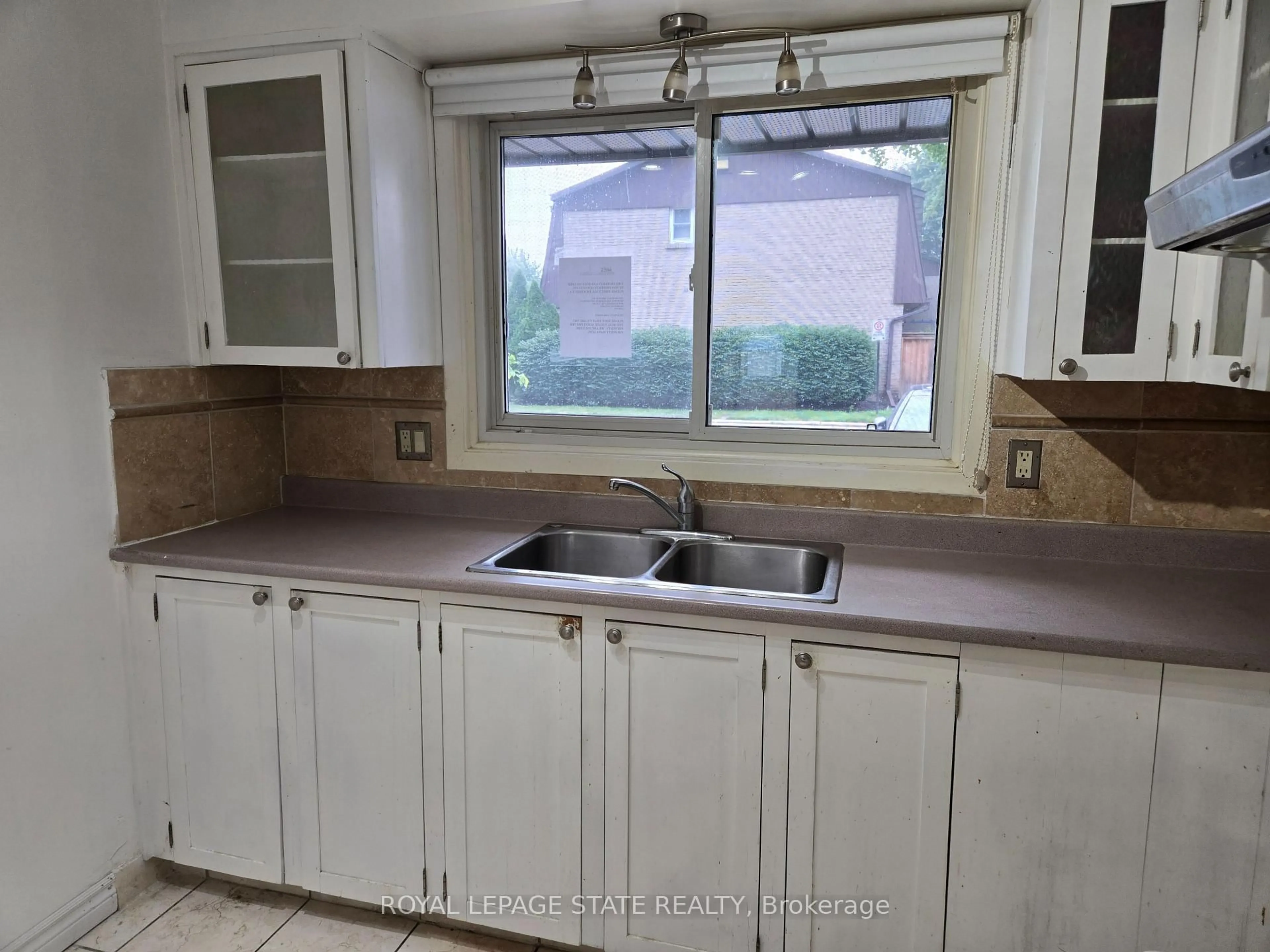 Standard kitchen, ceramic/tile floor for 151 Linwell Rd #38, St. Catharines Ontario L2N 6P3
