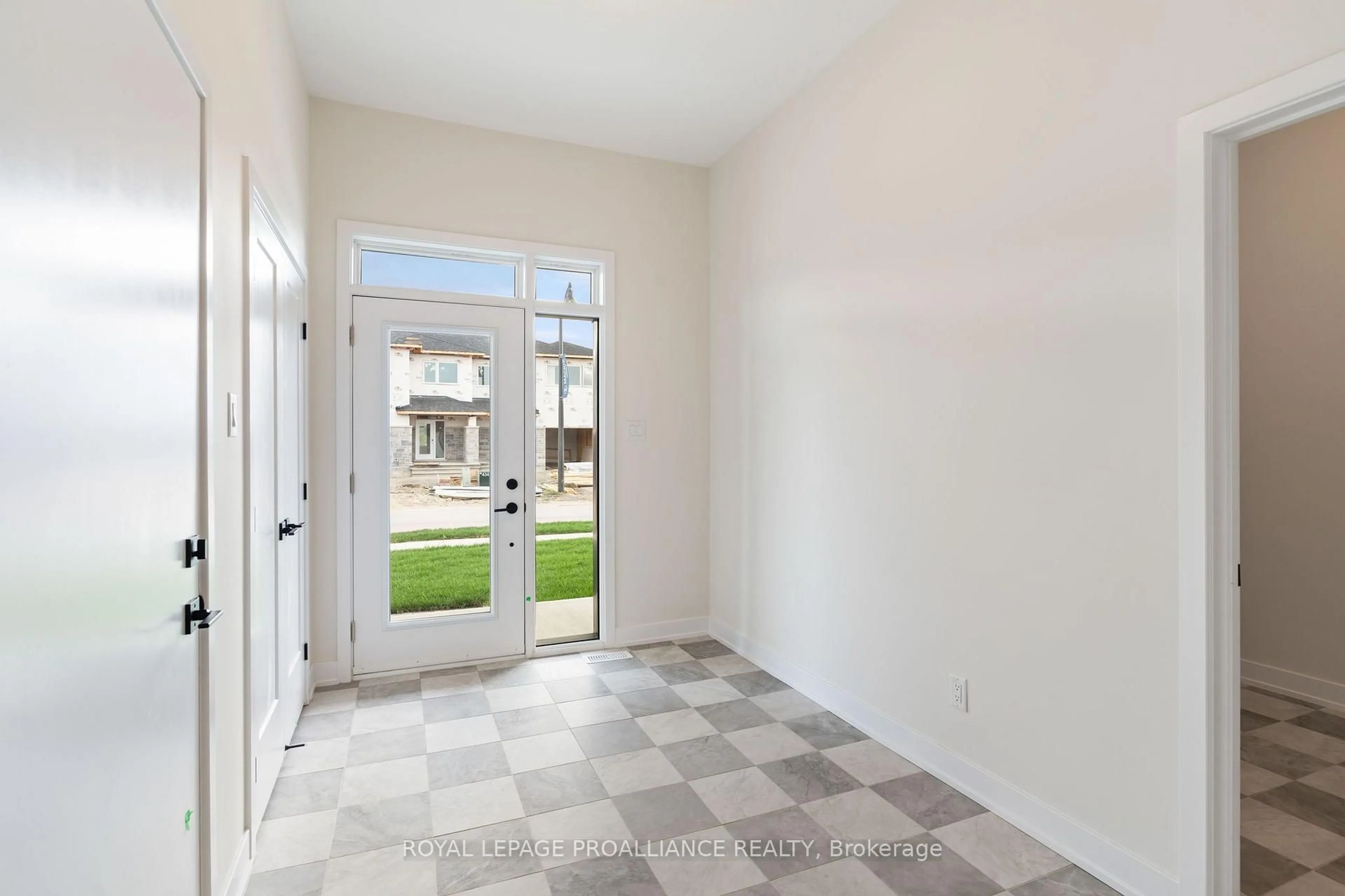 Indoor entryway for 1051 Moore St, Brockville Ontario K6V 0H1