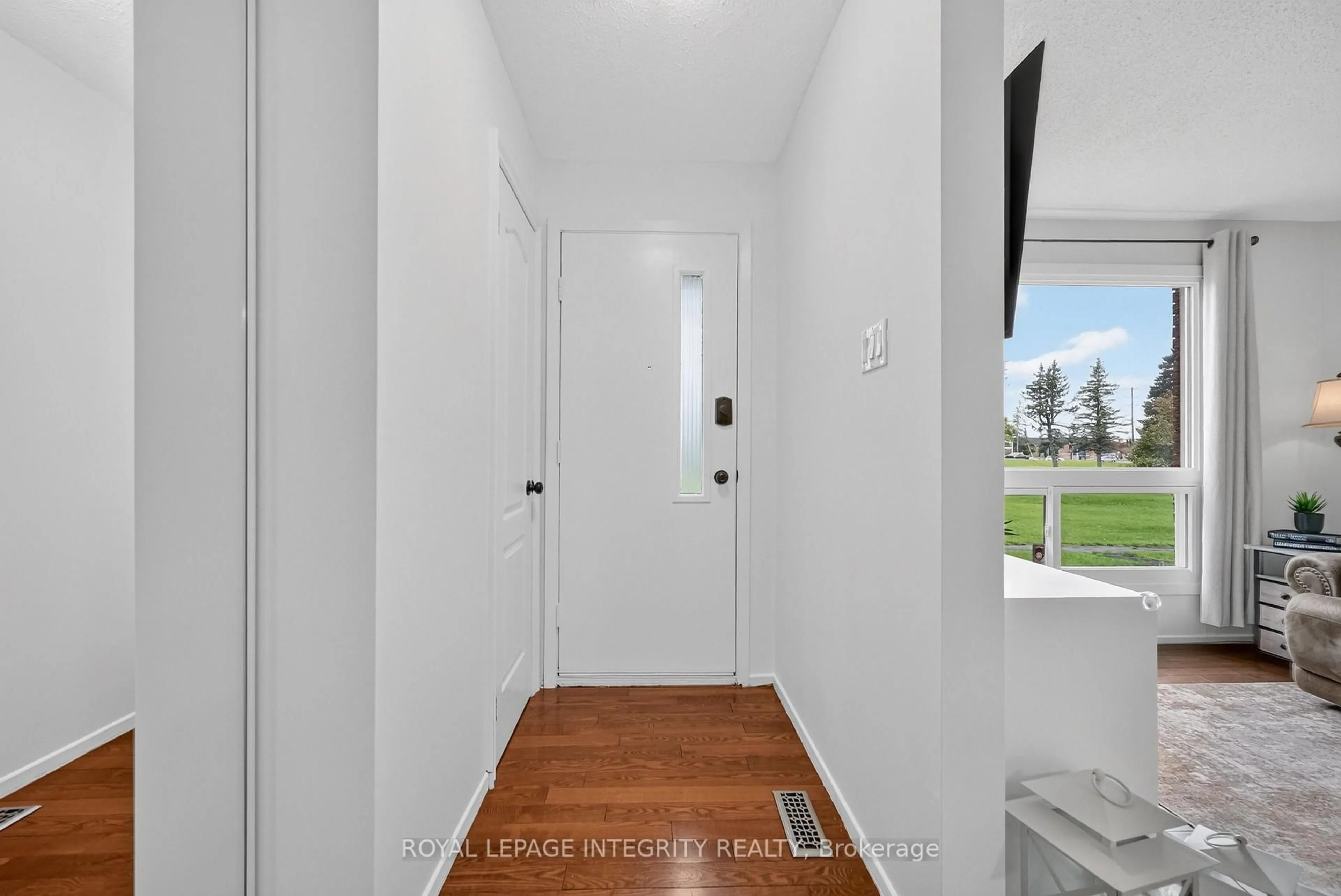 Indoor entryway for 1352 Bakker Crt, Orleans Ontario K1C 2K4