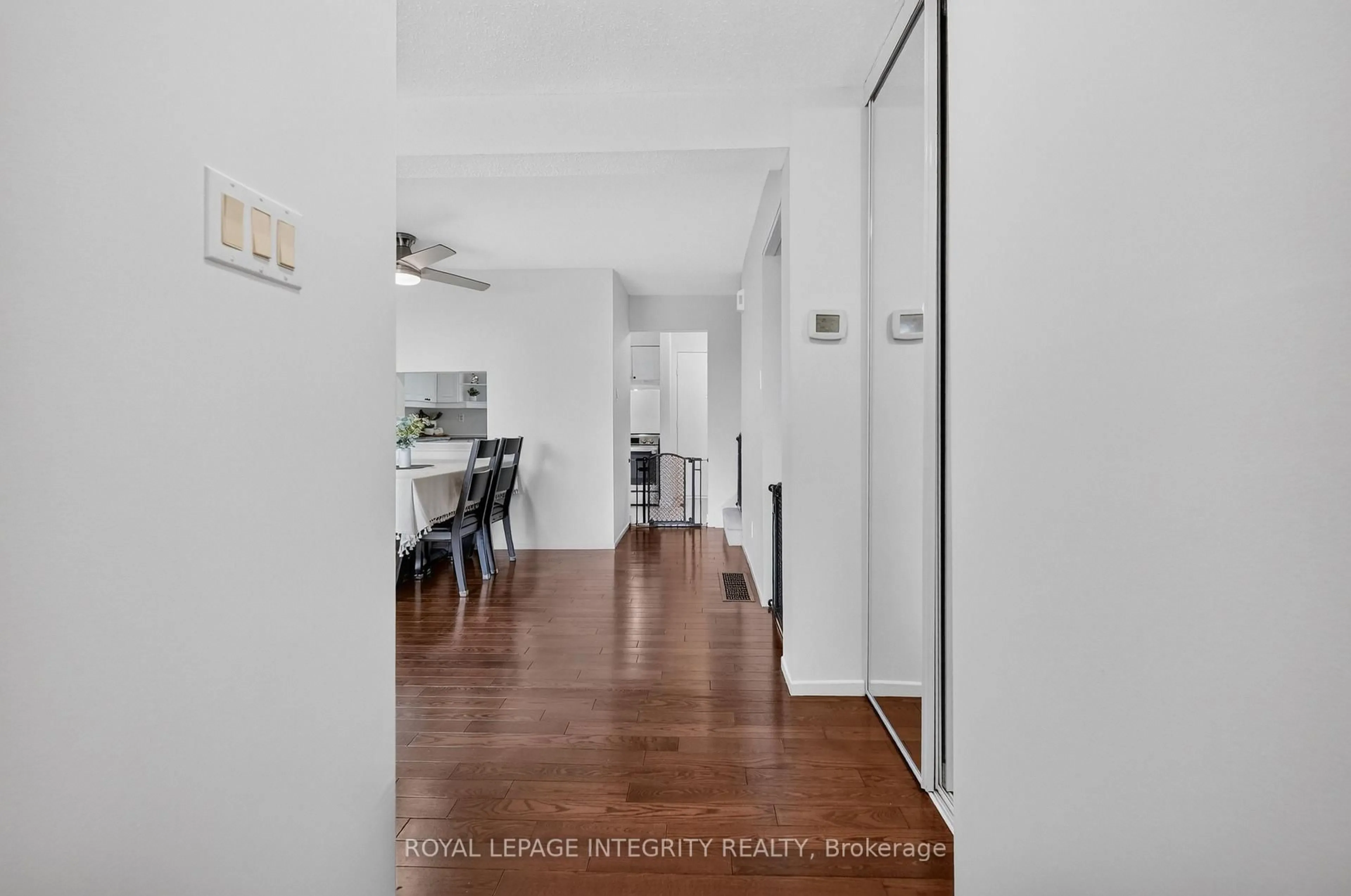 Indoor entryway for 1352 Bakker Crt, Orleans Ontario K1C 2K4