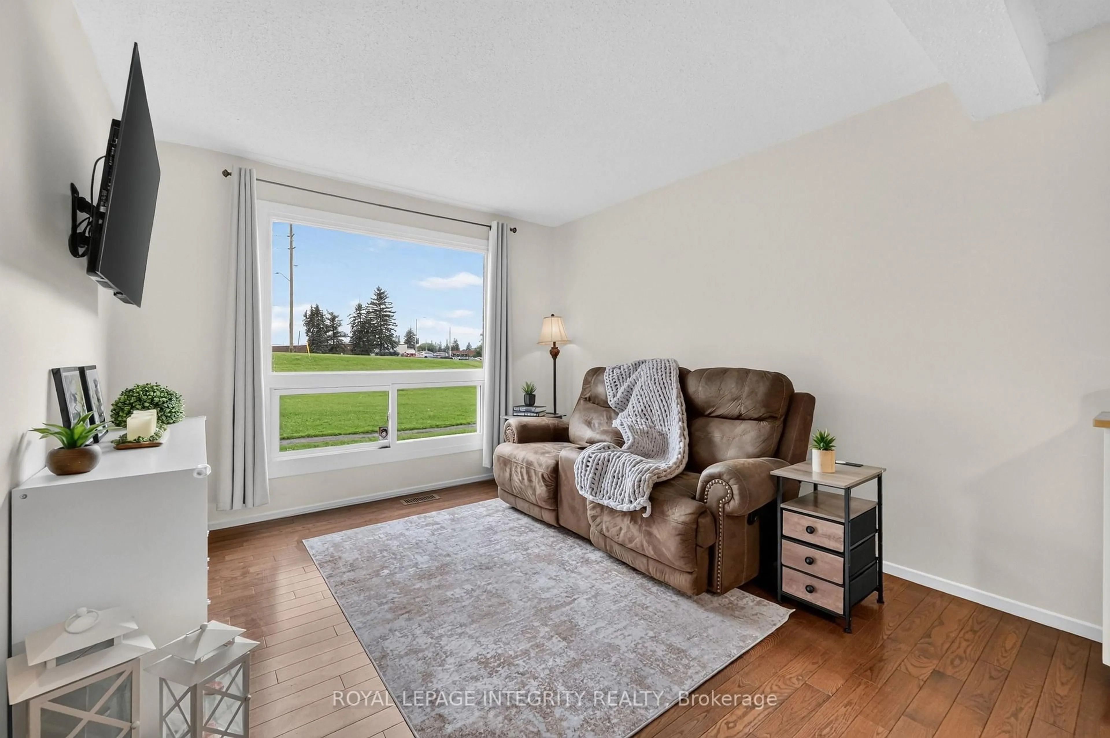Living room with furniture, unknown for 1352 Bakker Crt, Orleans Ontario K1C 2K4