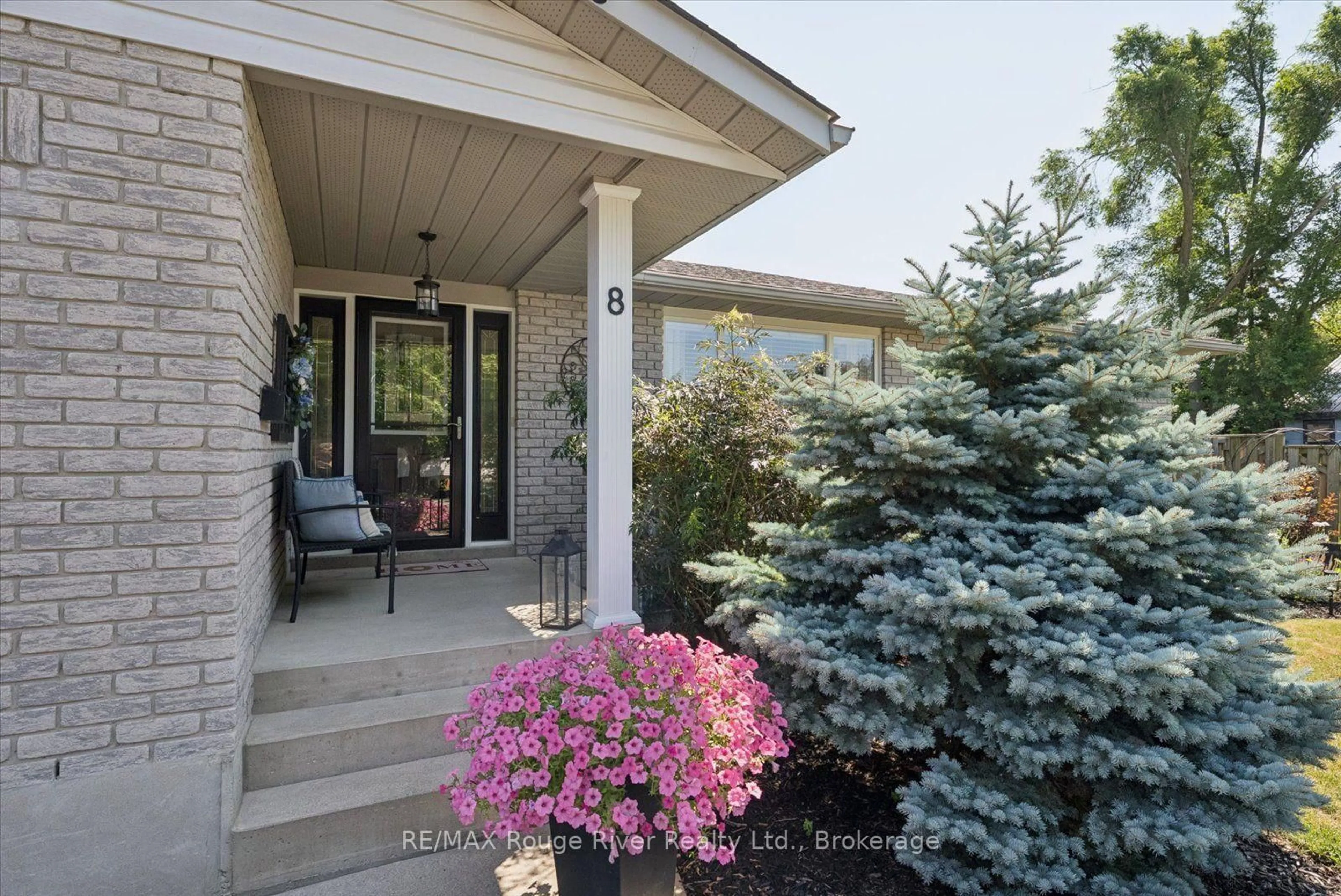 Indoor entryway for 8 St. James St, Kawartha Lakes Ontario K9V 1L8