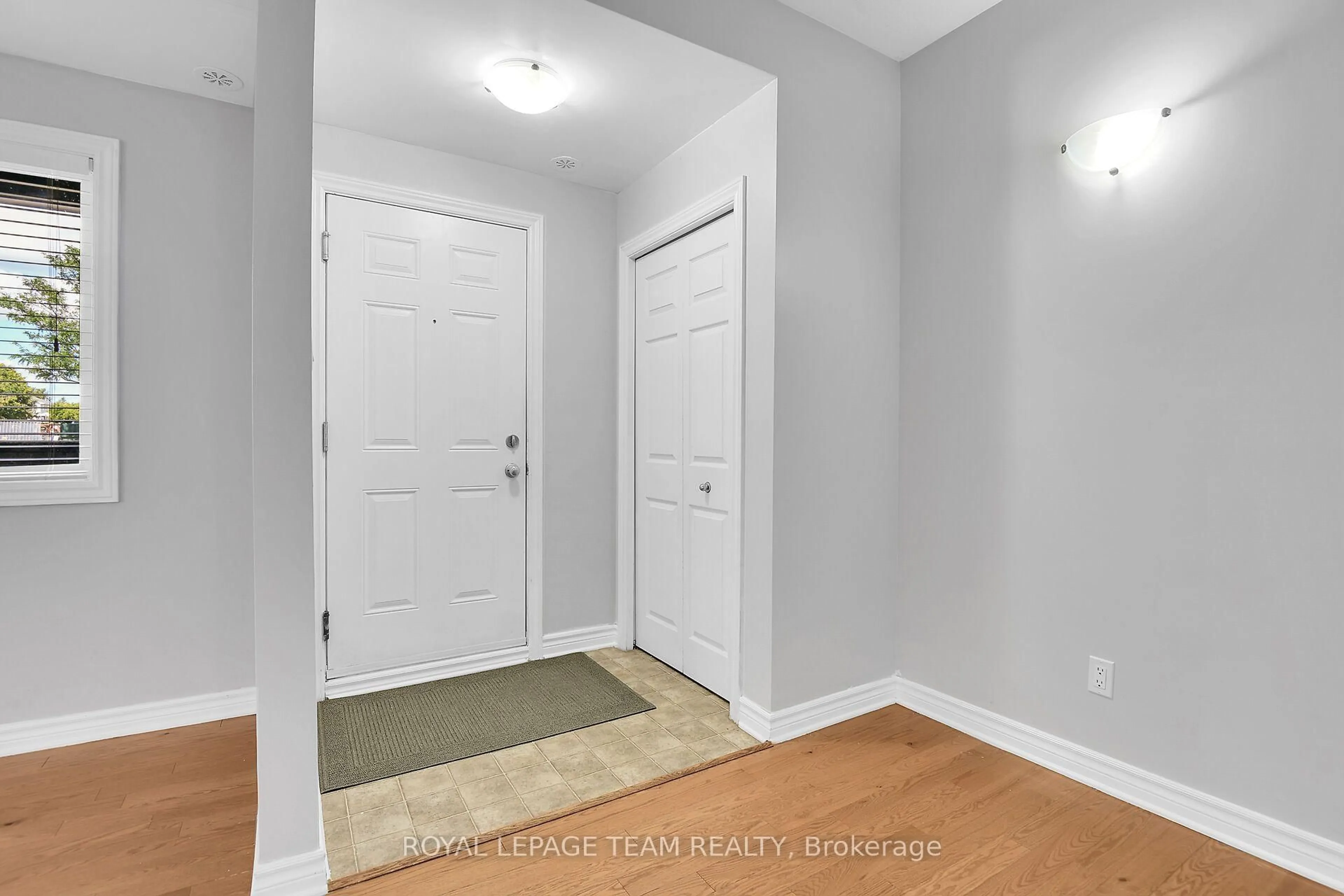 Indoor entryway for 105 Fraser Fields Way #H, Ottawa Ontario K2J 5V1