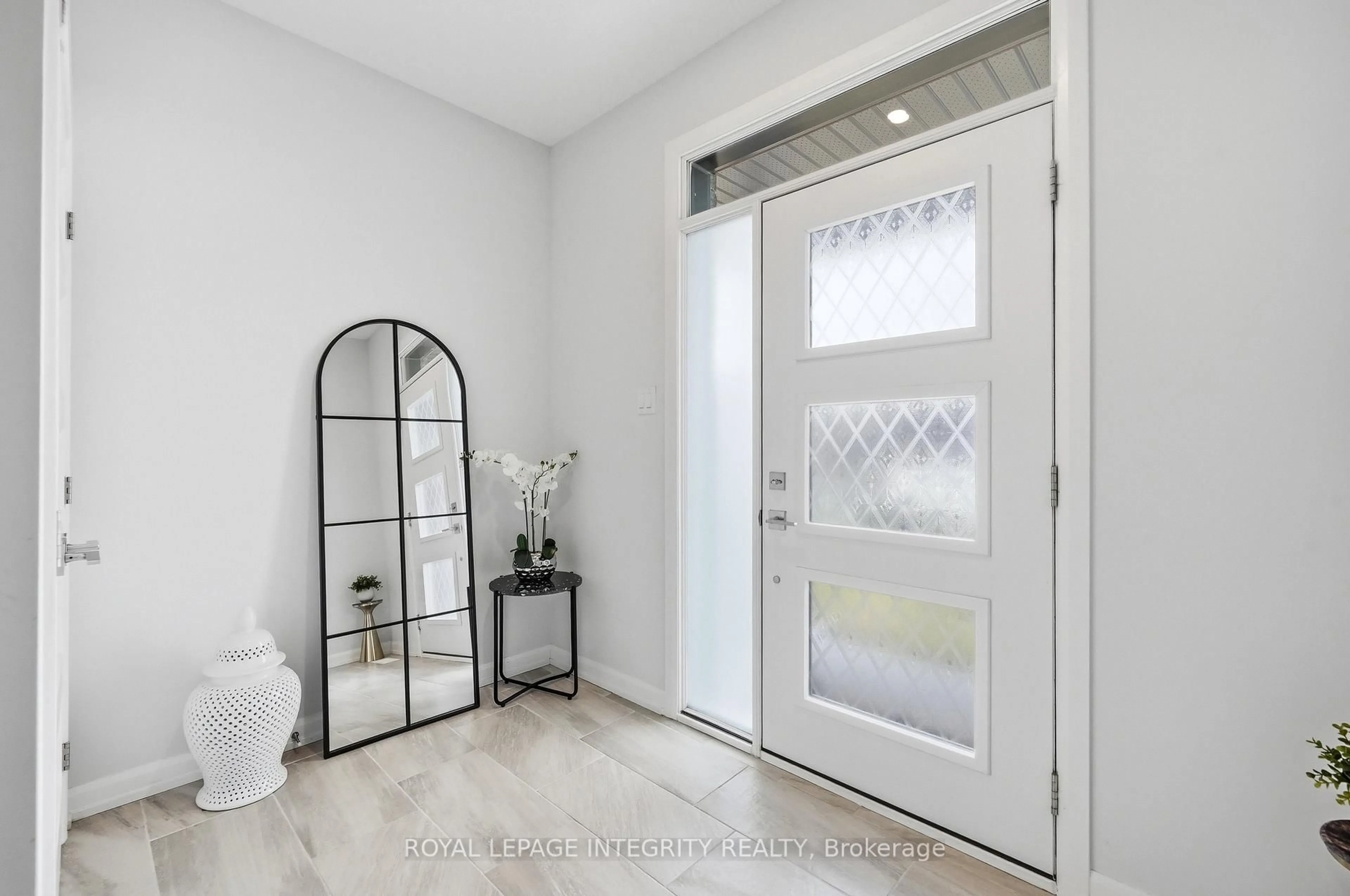 Indoor entryway for 441 Sterling Ave, Clarence-Rockland Ontario K4K 0M5