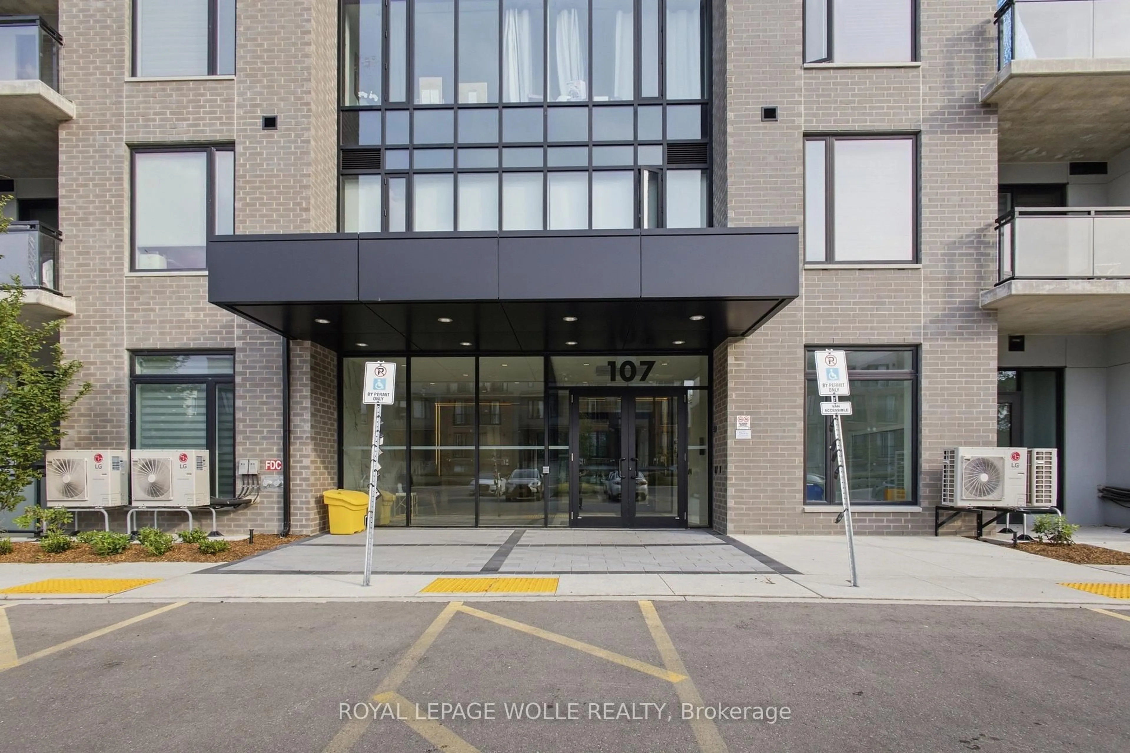 Indoor foyer for 107 Roger St #308, Waterloo Ontario N2J 0G2