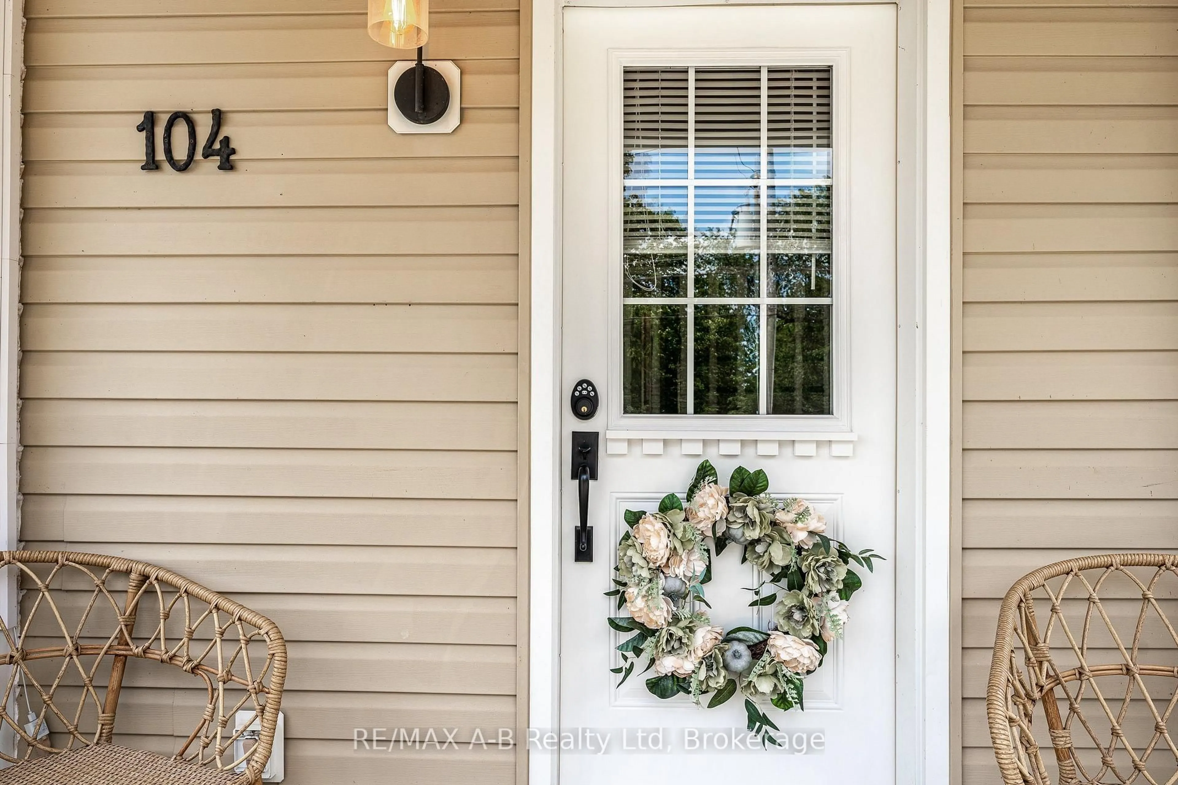 Indoor entryway for 104 Ontario St, St. Marys Ontario N4X 1C2