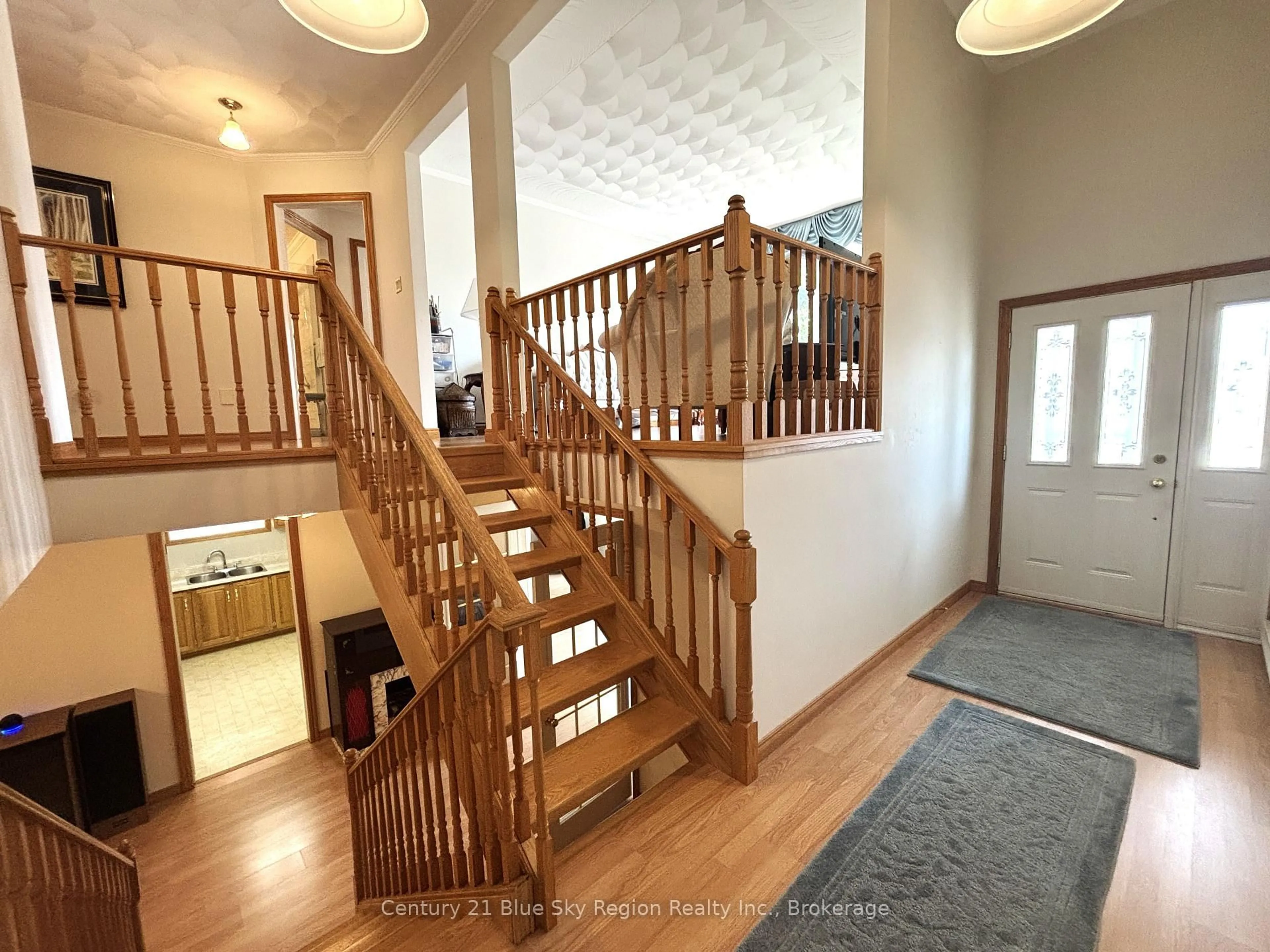 Indoor foyer for 877 O'Brien St, North Bay Ontario P1B 5W9