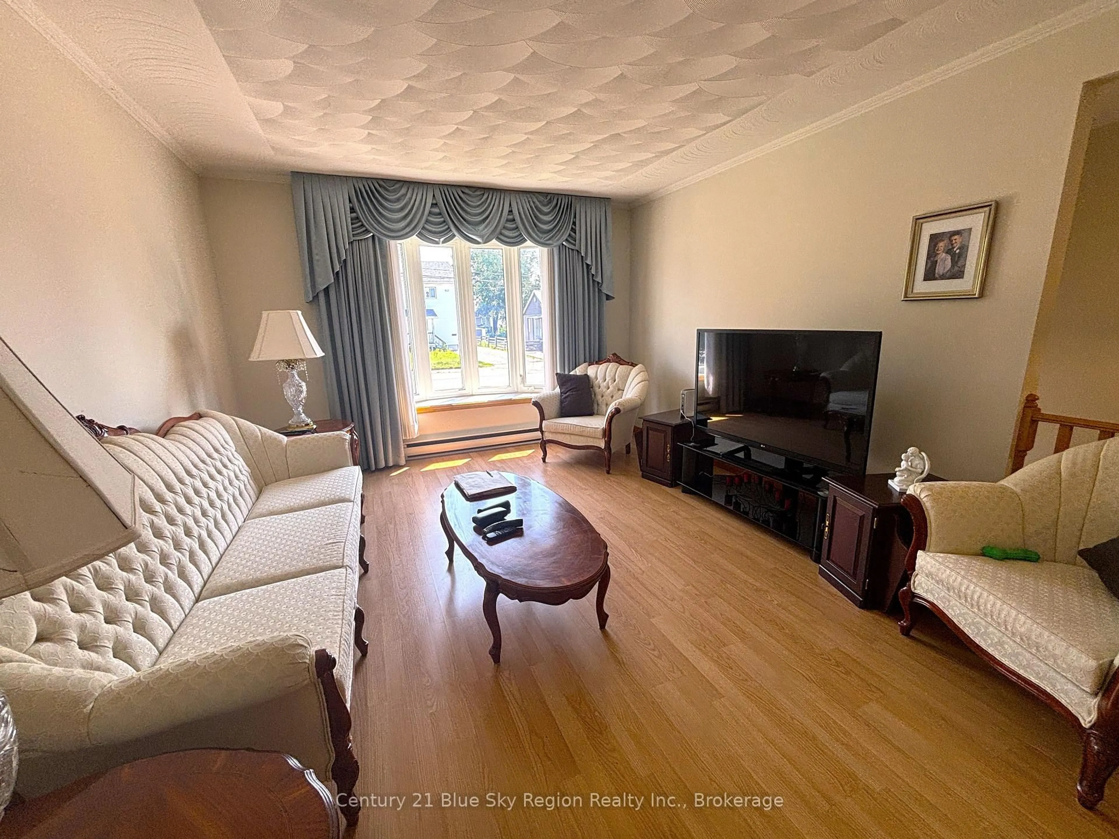 Living room with furniture, unknown for 877 O'Brien St, North Bay Ontario P1B 5W9