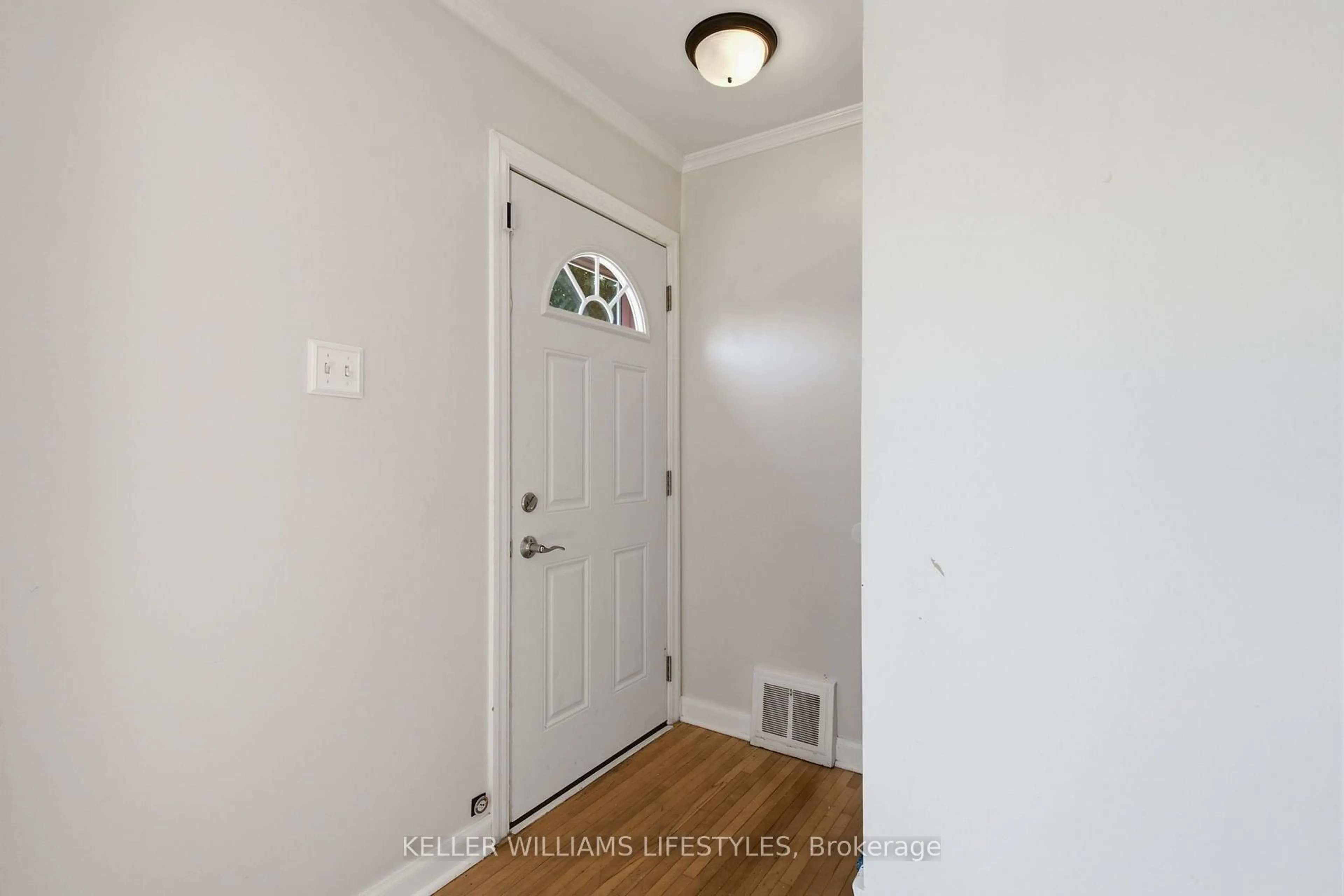 Indoor entryway for 60 CHURCHILL Cres, St. Thomas Ontario N5R 1P5
