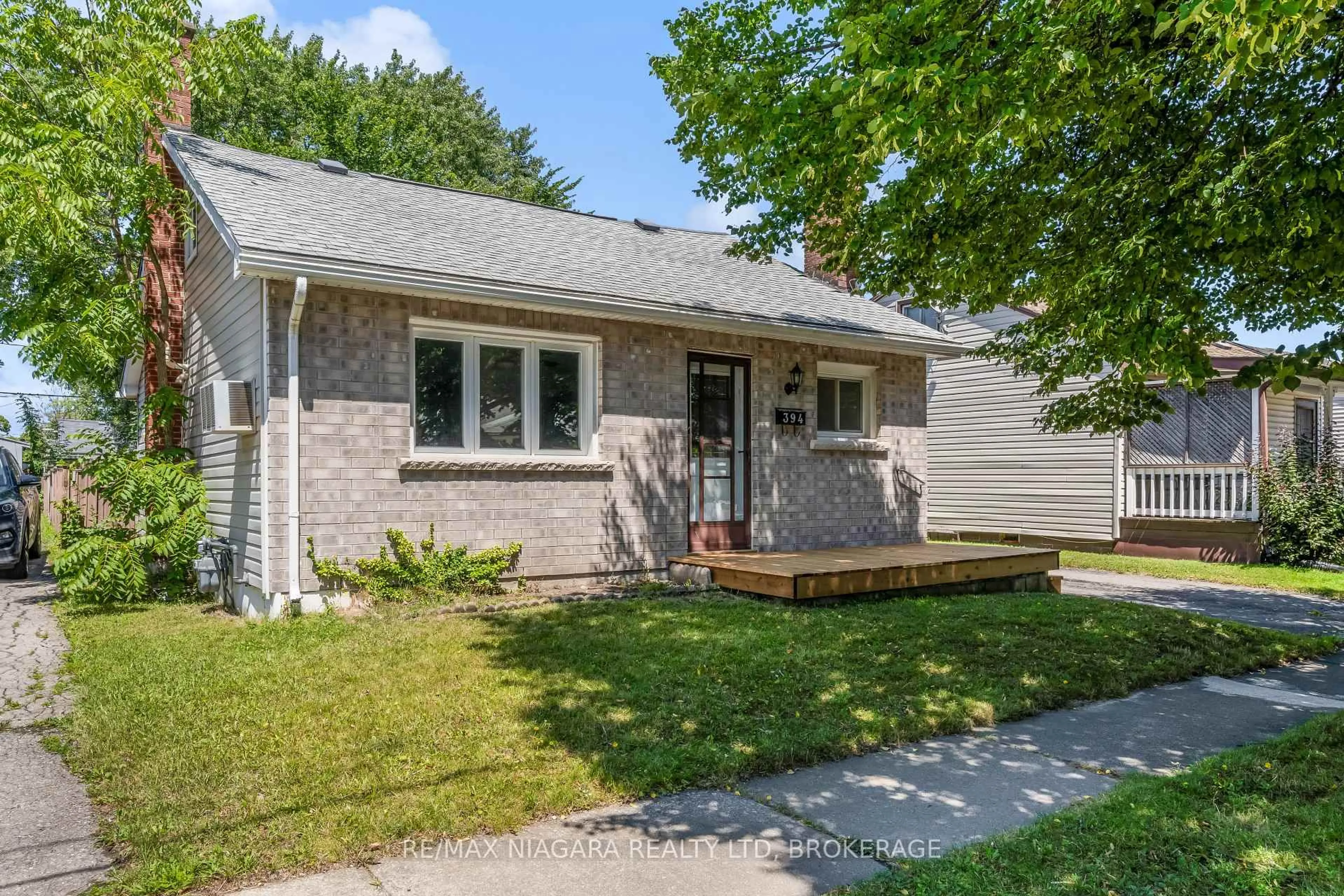 Home with vinyl exterior material, street for 394 Simpson Ave, Welland Ontario L3B 4Z2