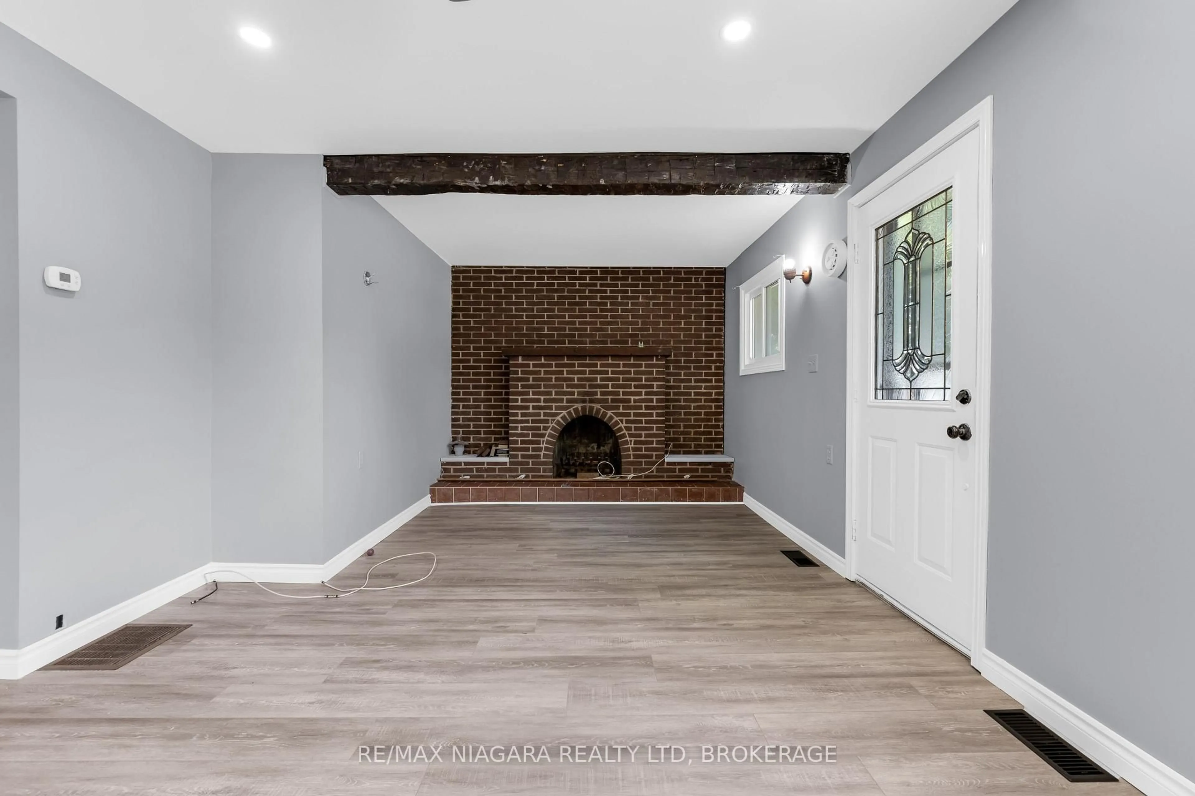 Indoor entryway for 394 Simpson Ave, Welland Ontario L3B 4Z2