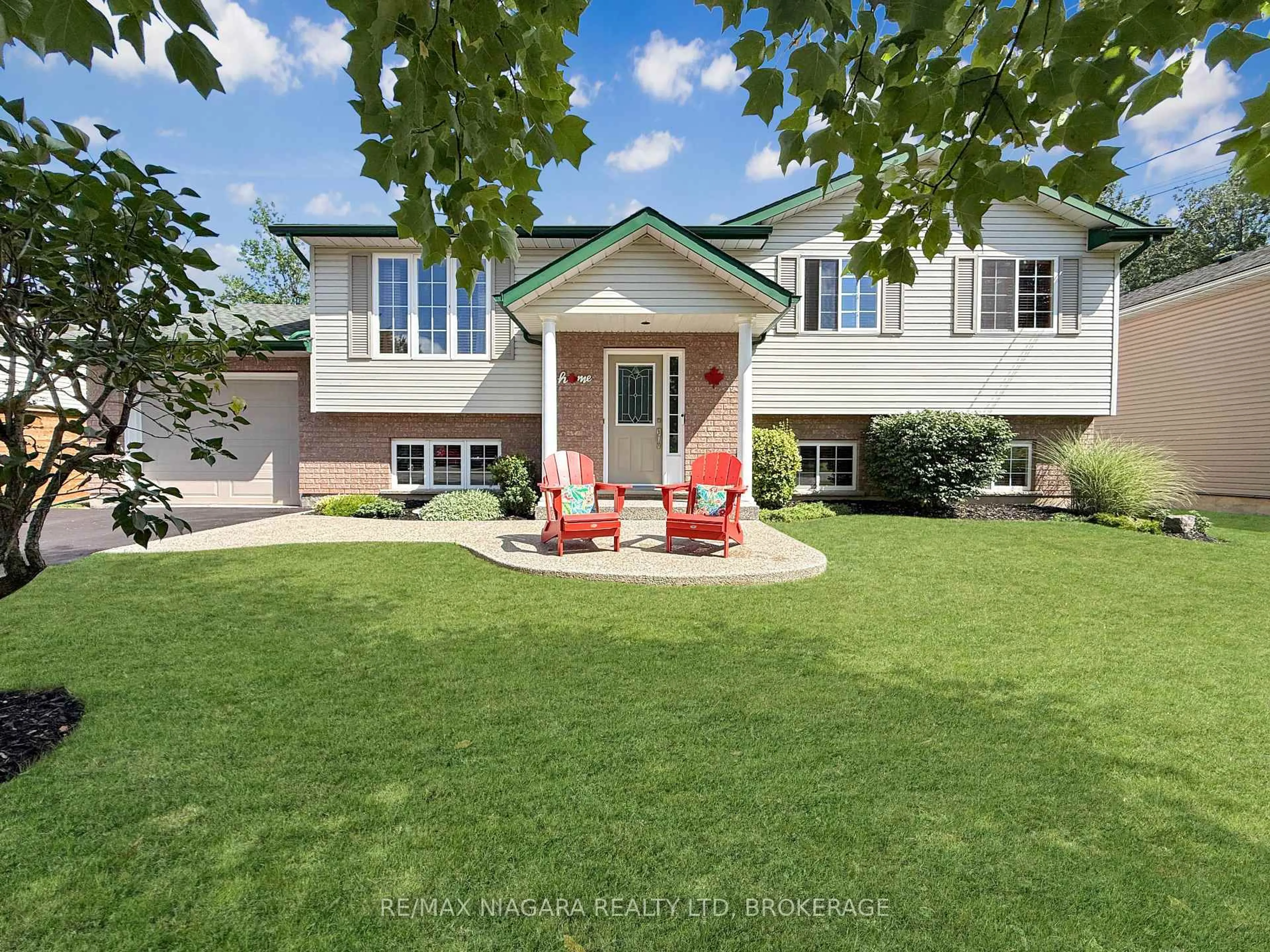 A pic from outside/outdoor area/front of a property/back of a property/a pic from drone, street for 3230 Bethune Ave, Fort Erie Ontario L0S 1N0