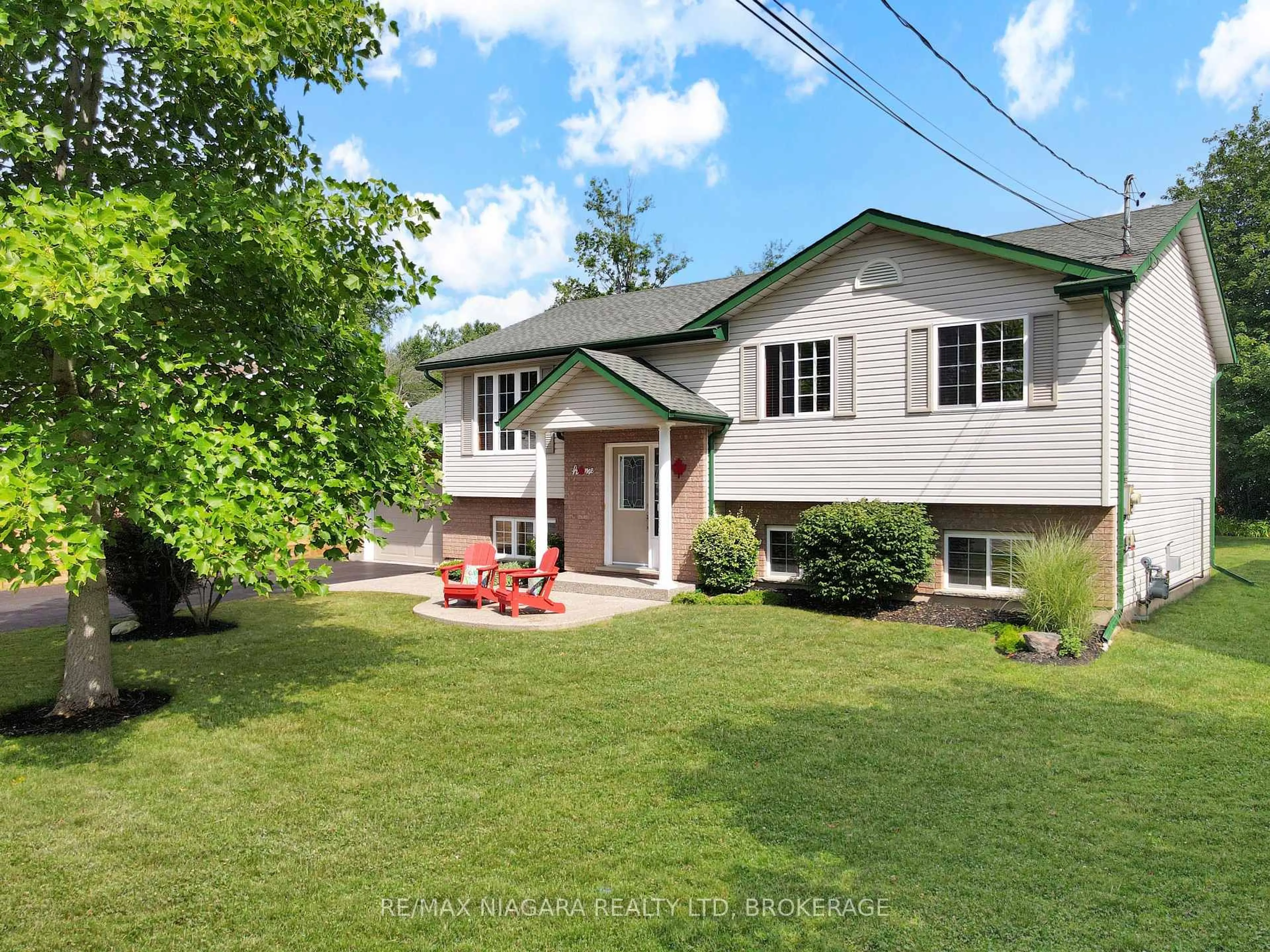 A pic from outside/outdoor area/front of a property/back of a property/a pic from drone, street for 3230 Bethune Ave, Fort Erie Ontario L0S 1N0