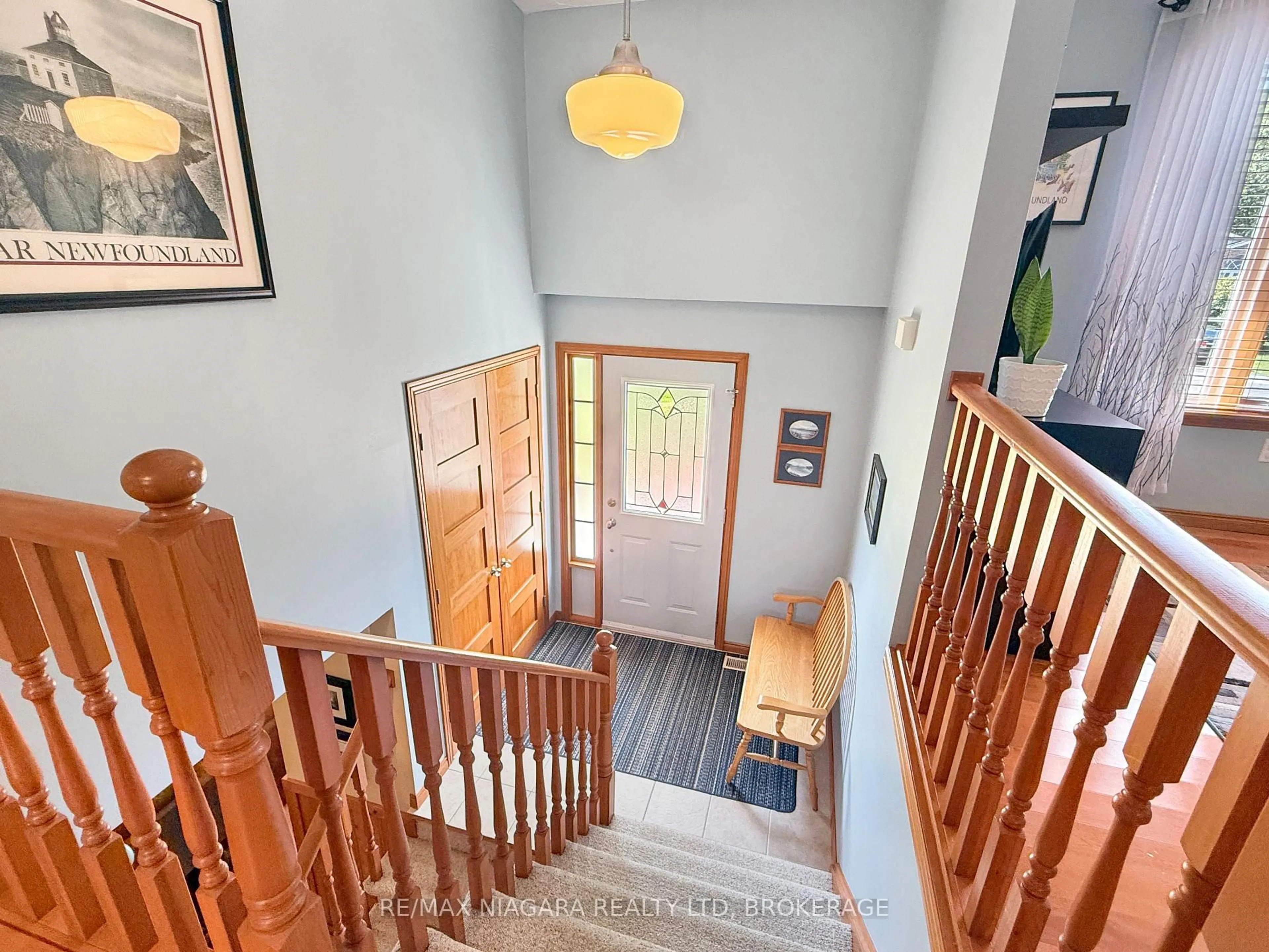 Indoor foyer for 3230 Bethune Ave, Fort Erie Ontario L0S 1N0