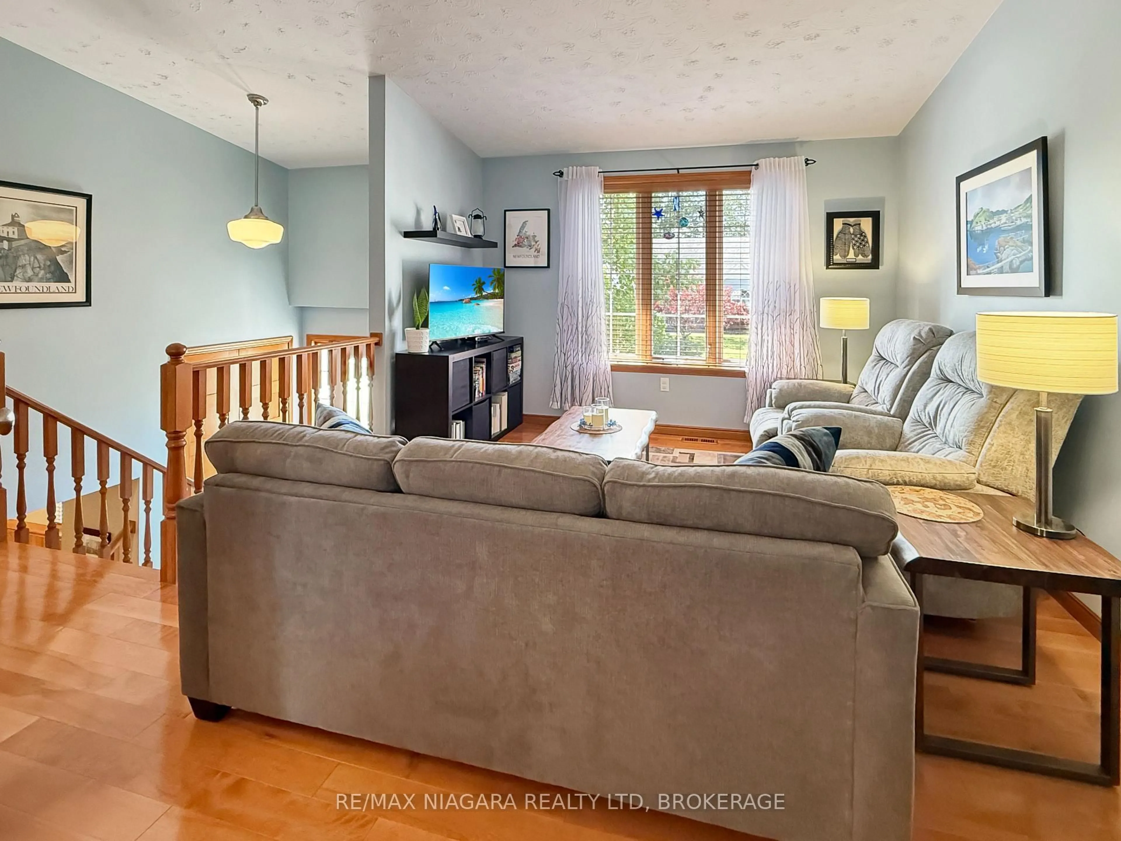 Living room with furniture, unknown for 3230 Bethune Ave, Fort Erie Ontario L0S 1N0