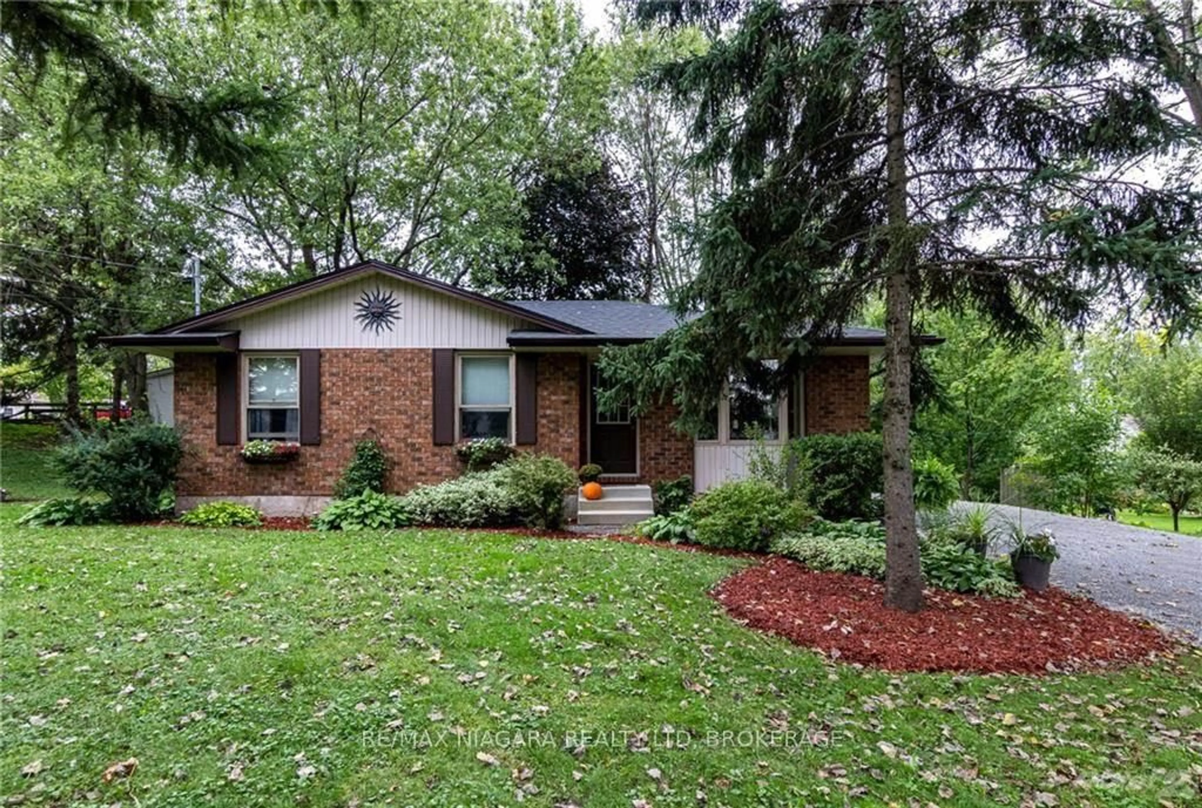 Home with brick exterior material, street for 150 Elmwood Ave, Fort Erie Ontario L0S 1B0