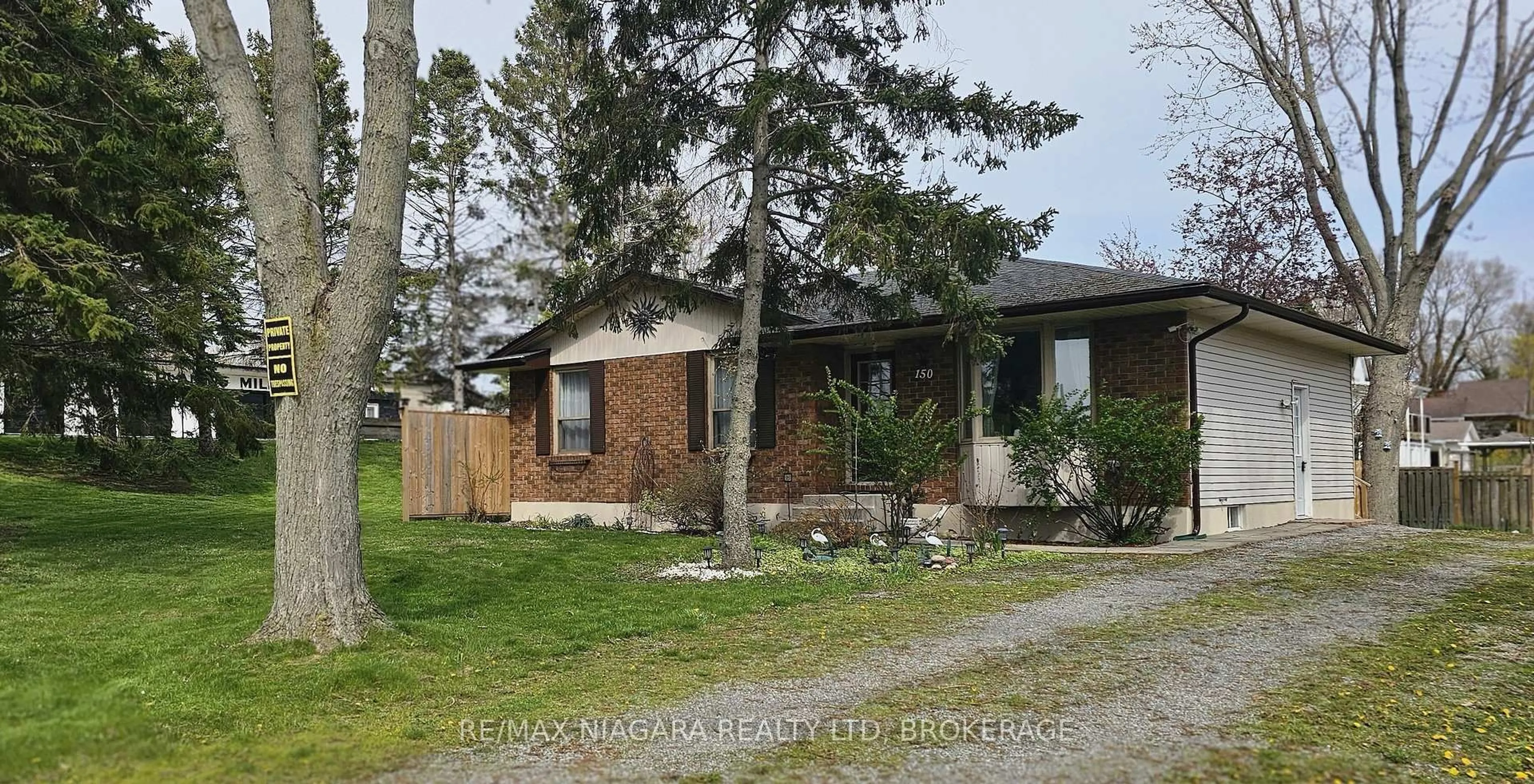 A pic from outside/outdoor area/front of a property/back of a property/a pic from drone, street for 150 Elmwood Ave, Fort Erie Ontario L0S 1B0