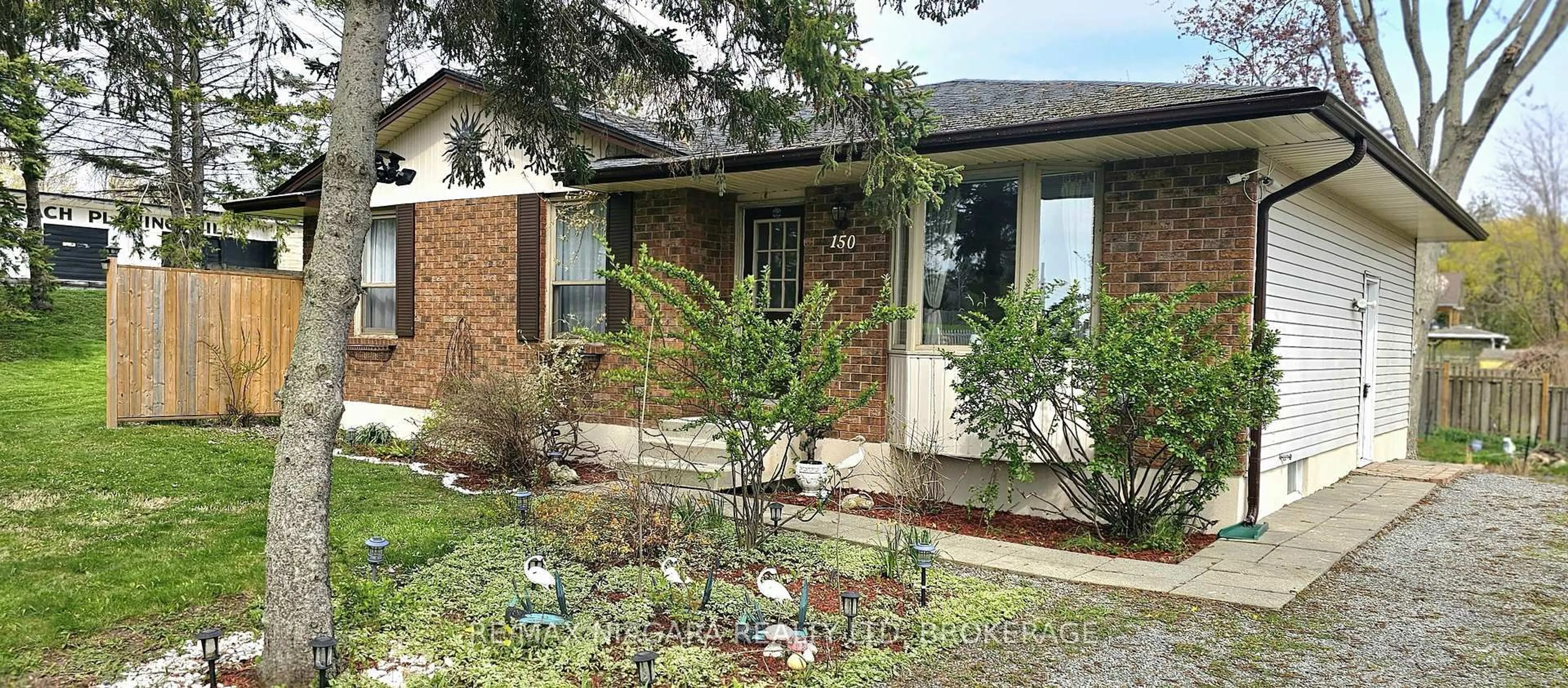 Home with brick exterior material, street for 150 Elmwood Ave, Fort Erie Ontario L0S 1B0