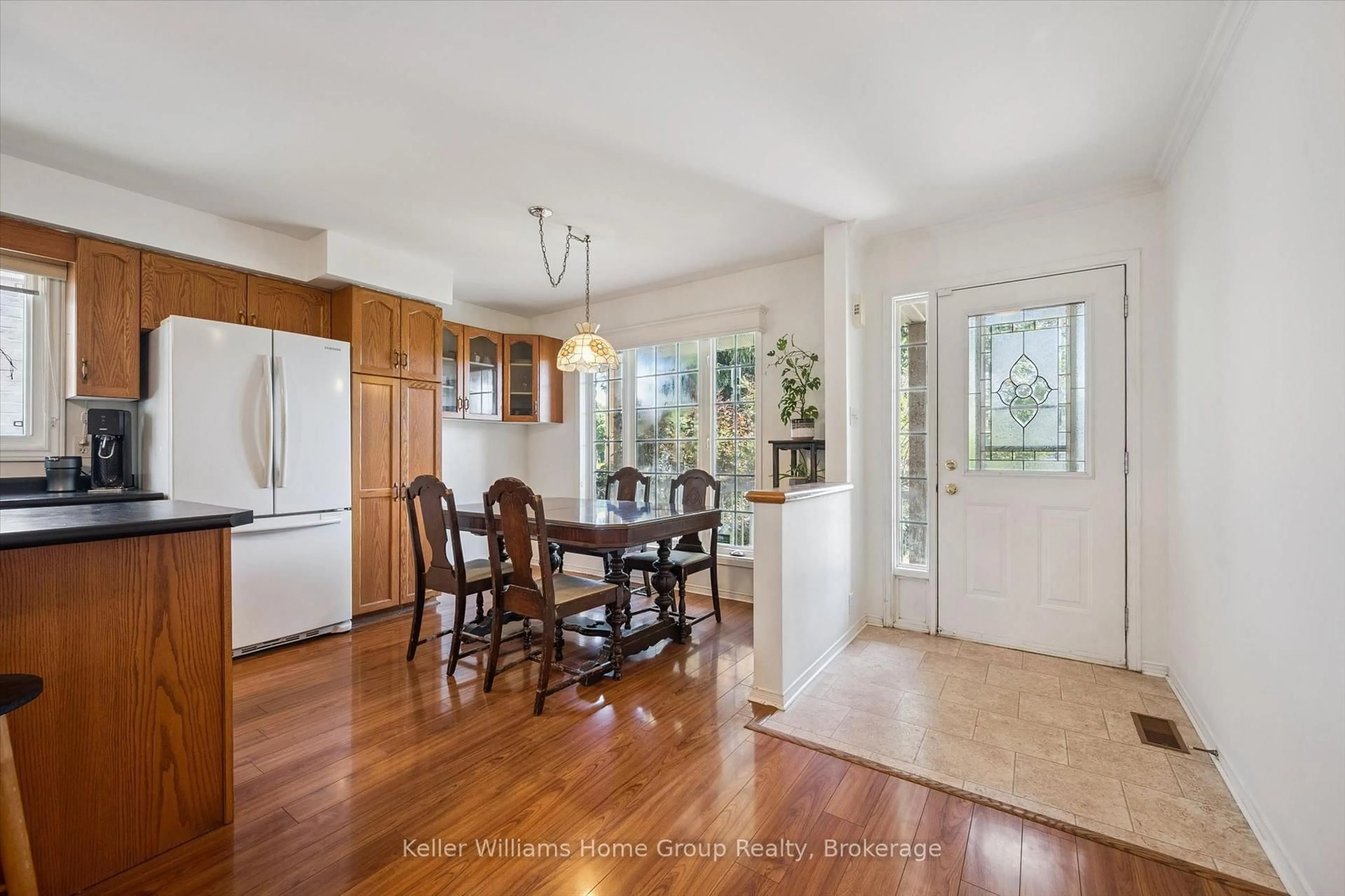 Open concept kitchen, unknown for 28 Peglar Cres, Centre Wellington Ontario N1M 3T3