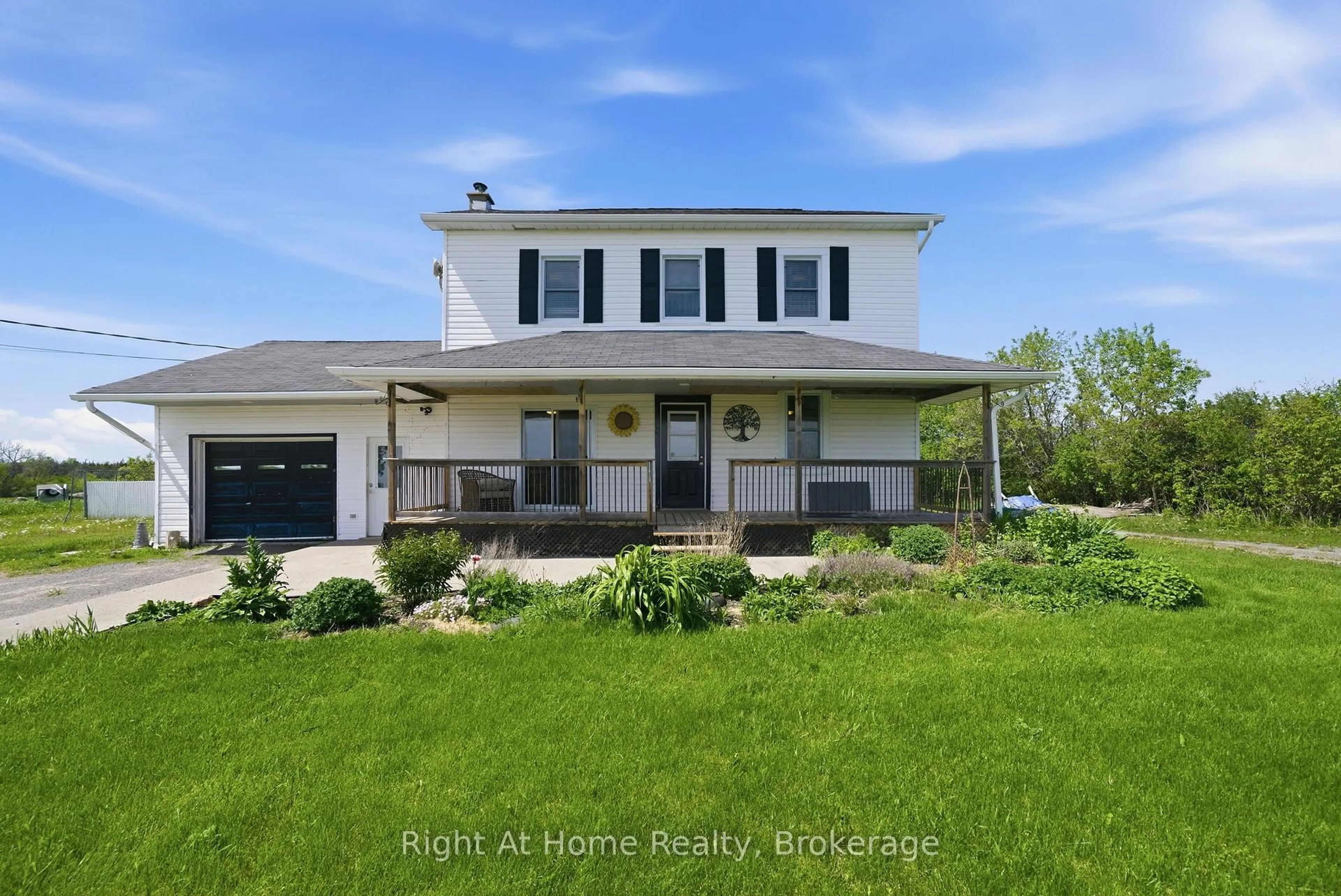 Home with vinyl exterior material, water/lake/river/ocean view for 660 County Rd 19 Rd, Prince Edward County Ontario K0K 1T0