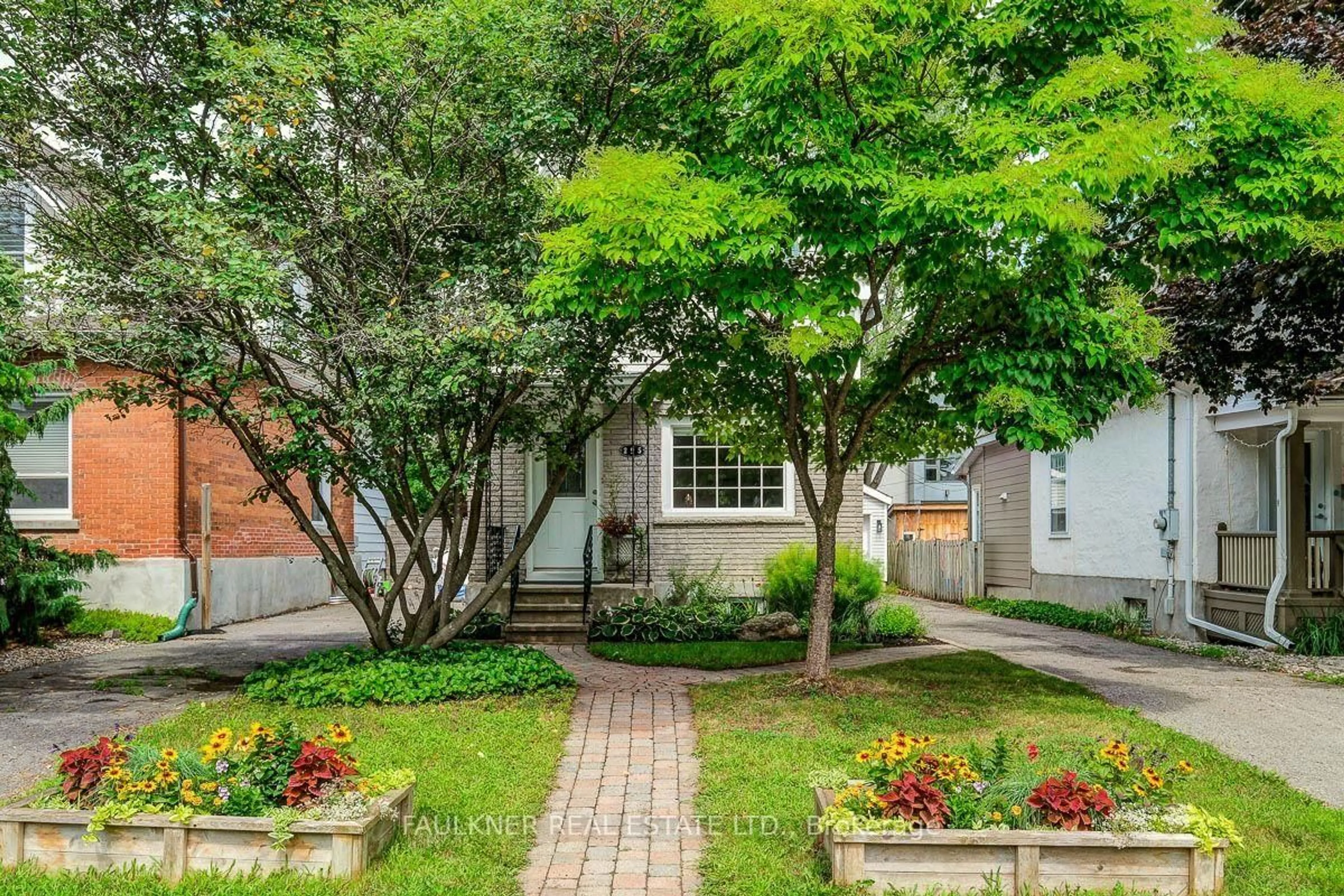 Patio, street for 295 Duncairn Ave, Ottawa Ontario K1Z 7H1